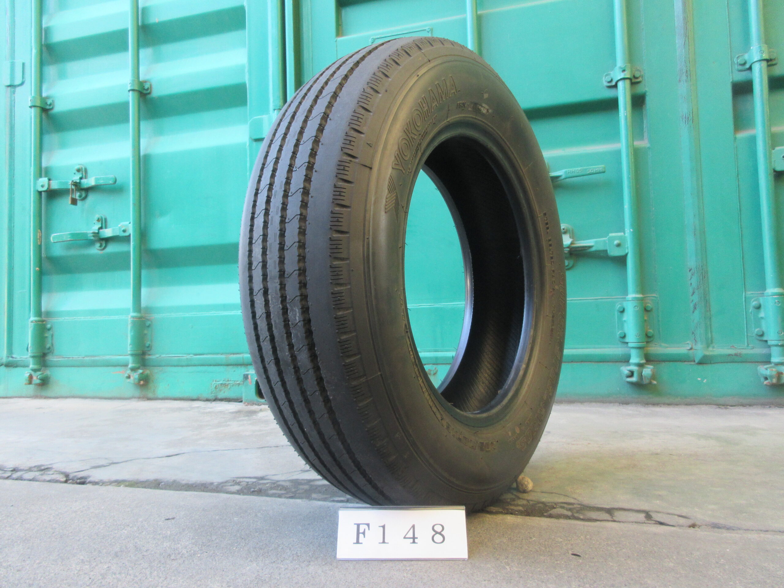 205/70R16 縦目 ヨコハマ F148