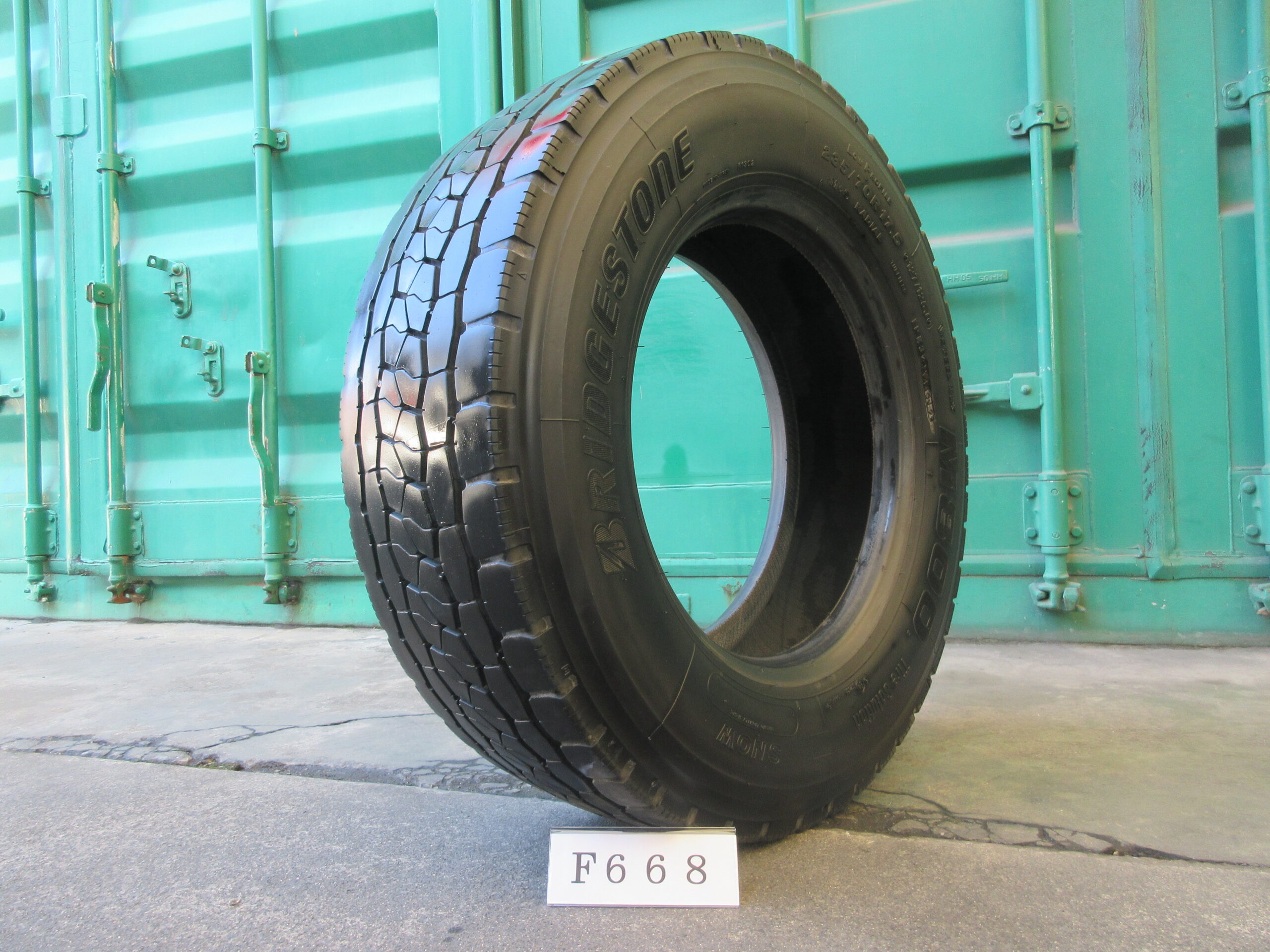 235/70R17.5   ミックス　ブリヂストン  F668