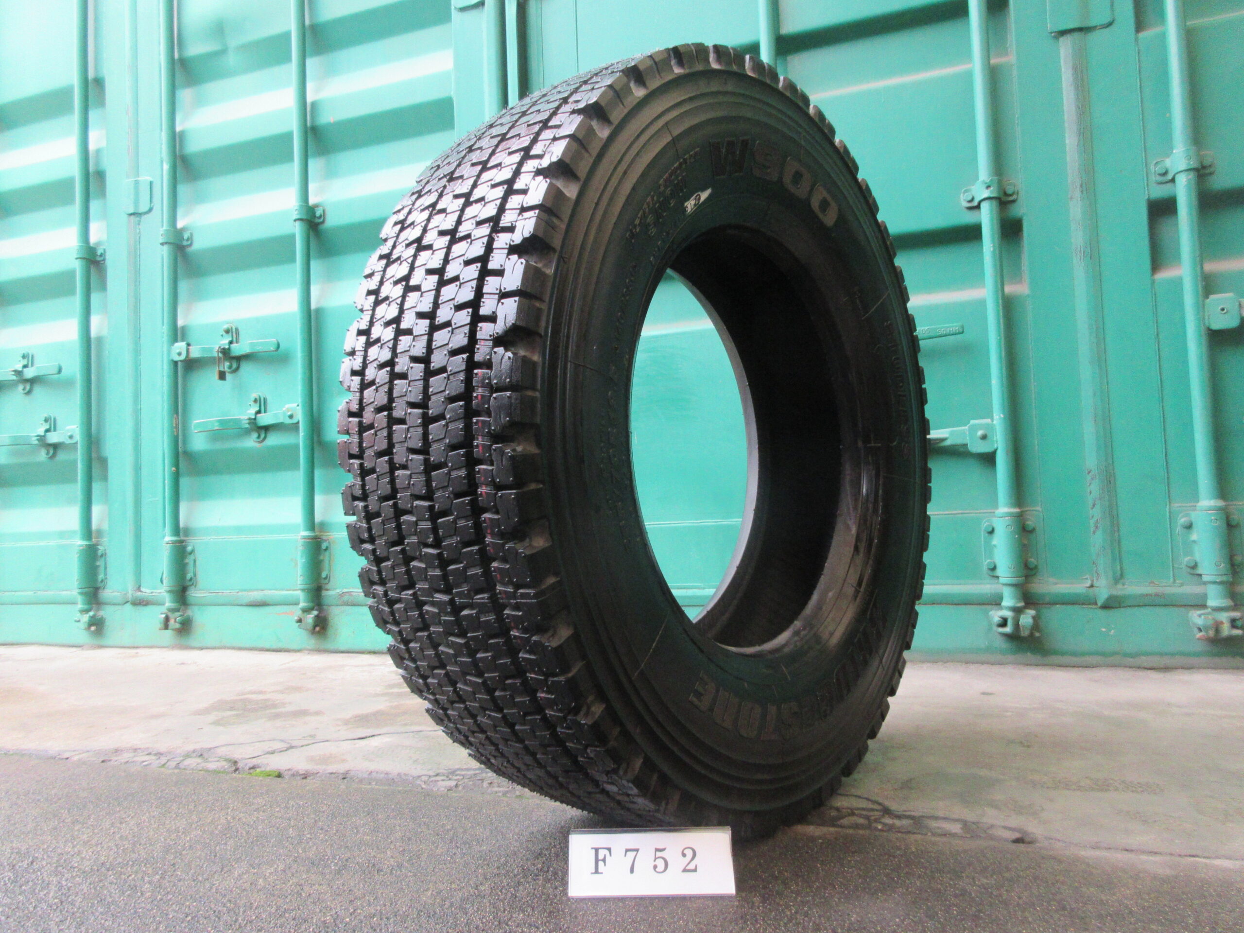 265/70R19.5 イボ付  スタッドレス　ブリヂストン  F752