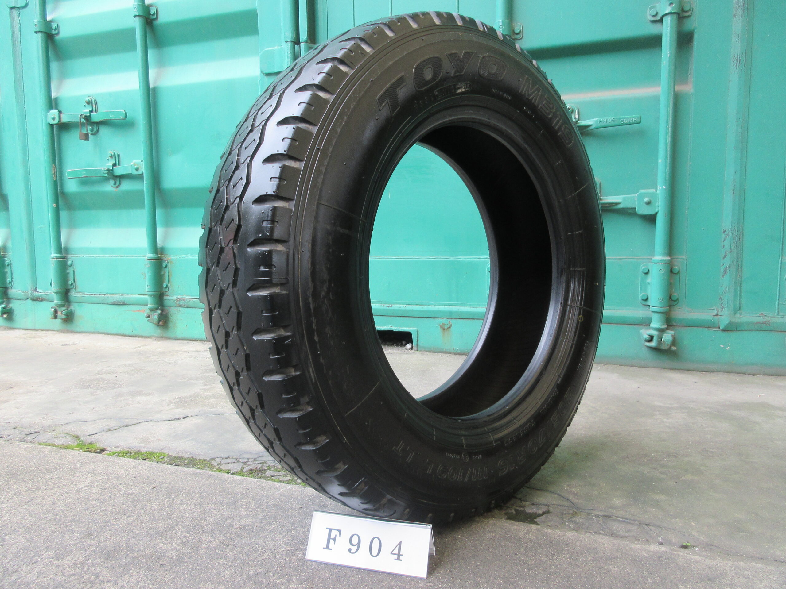 205/70R16  イボ付   縦目 トーヨー  F904