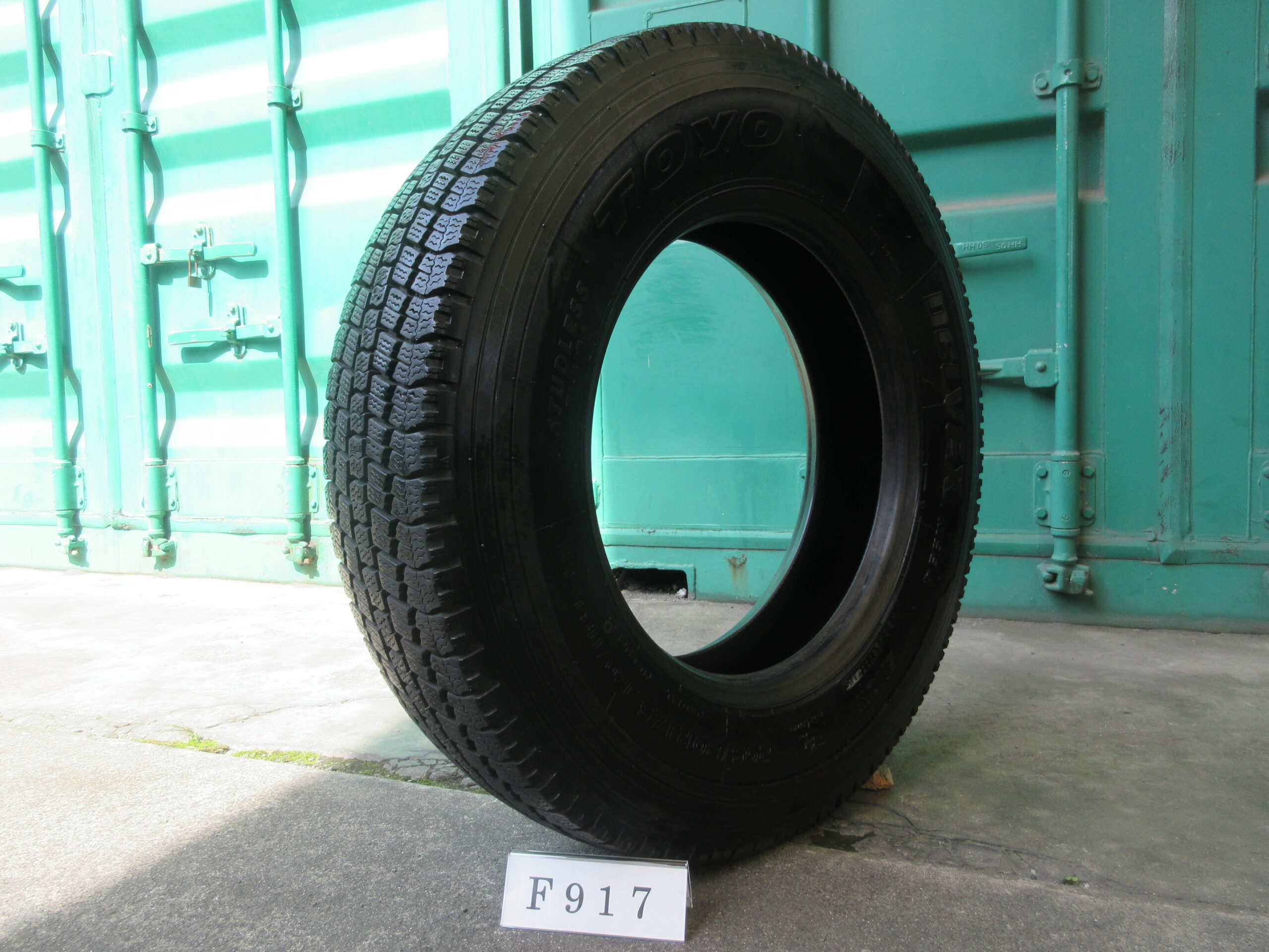 205/80R17.5   スタッドレス　トーヨー F917