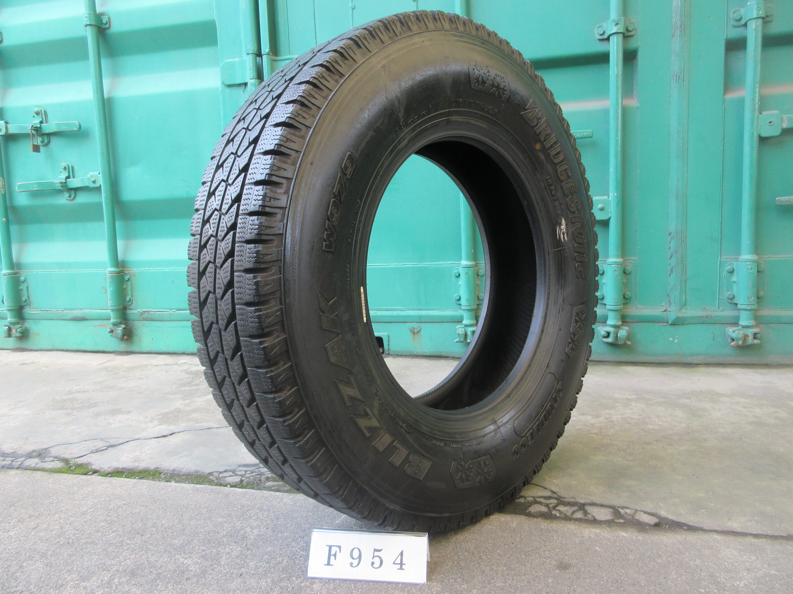205/85R16   スタッドレス　ブリヂストン  F954
