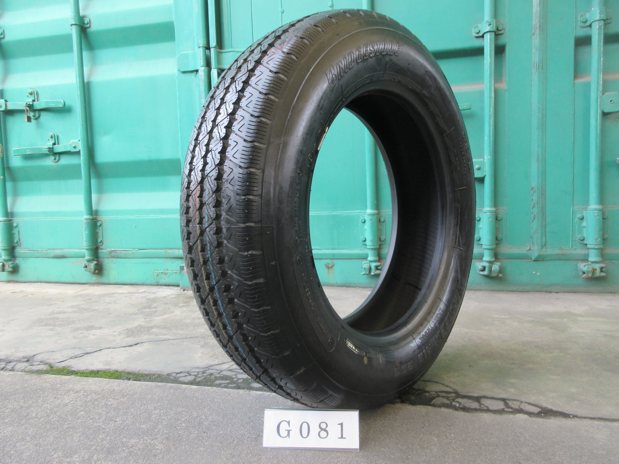 205/70R17.5  イボ付き   縦目　ブリヂストン G081