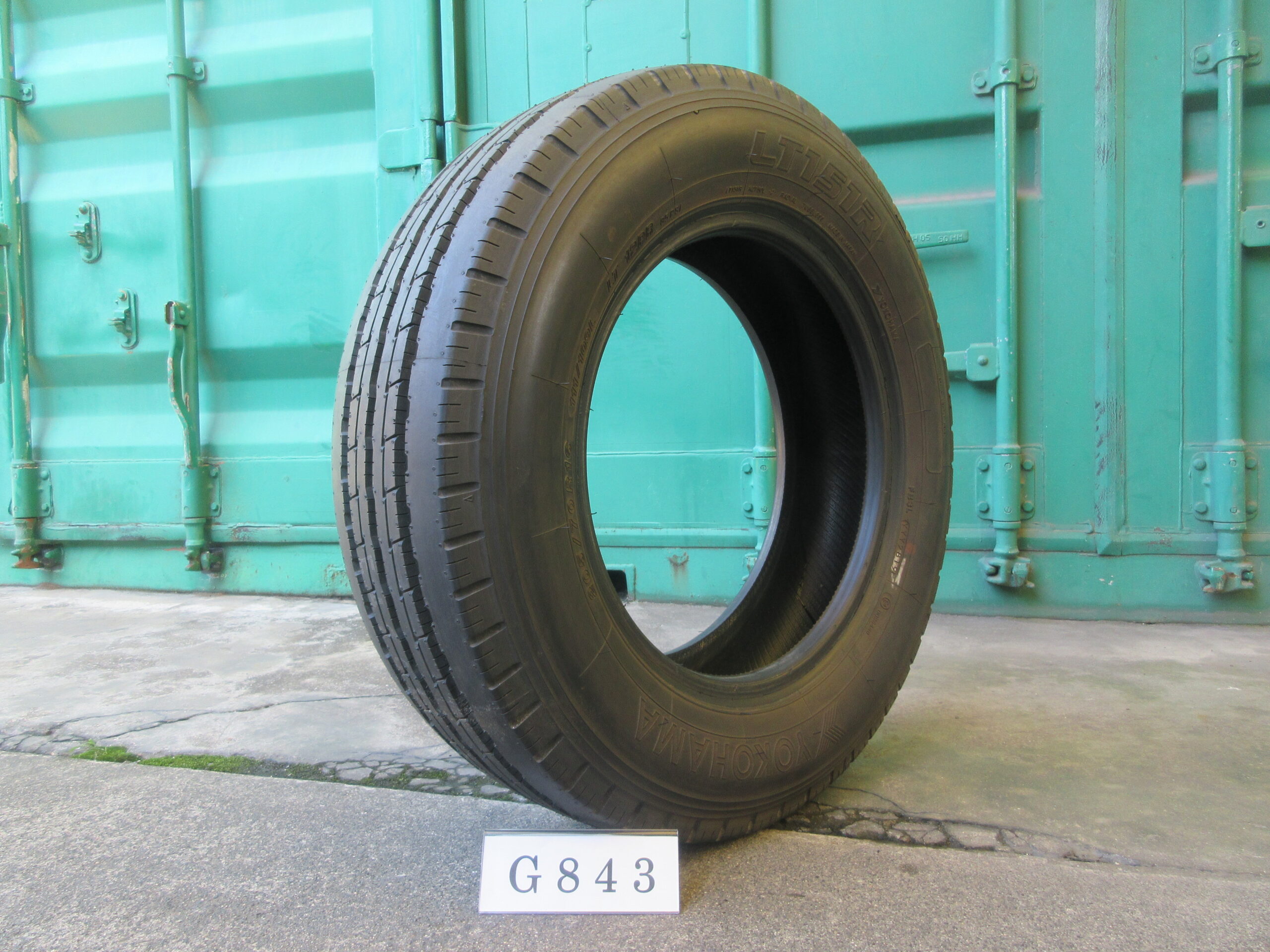 205/70R16  イボ付き   縦目 ヨコハマ  G843