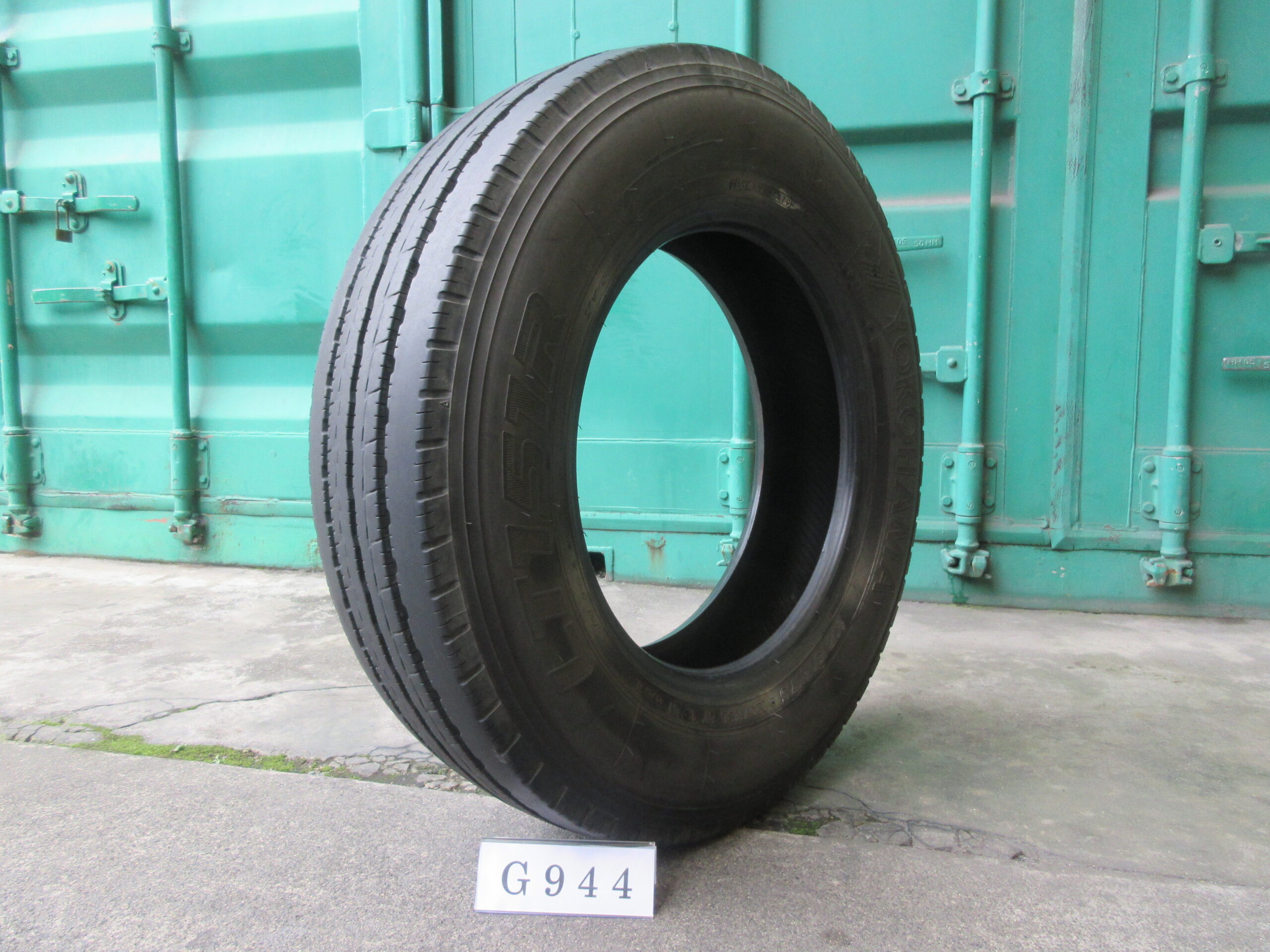 205/80R17.5   縦目　ヨコハマ  G944