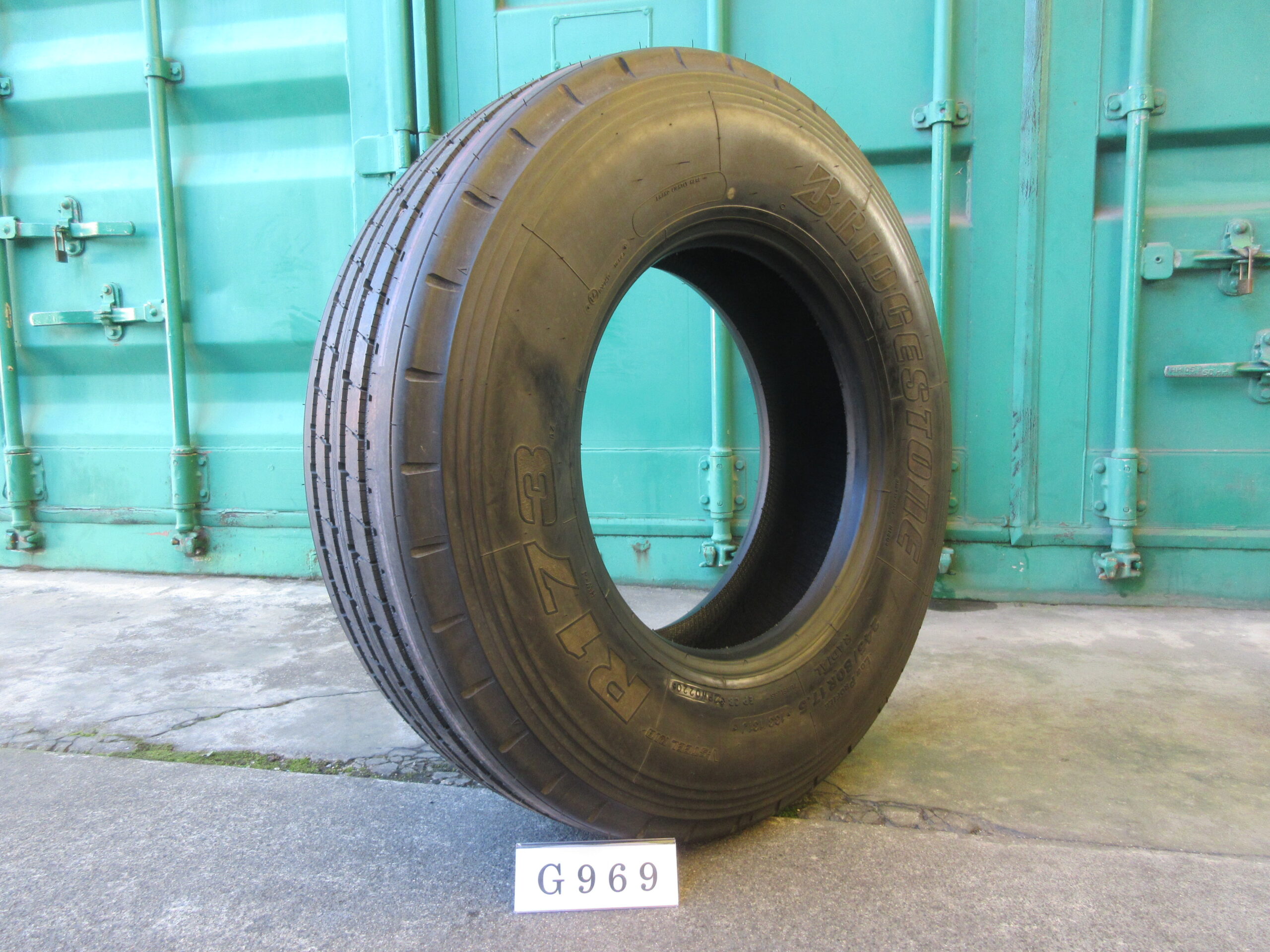 245/80R17.5  イボ付き   縦目　ブリヂストン G969