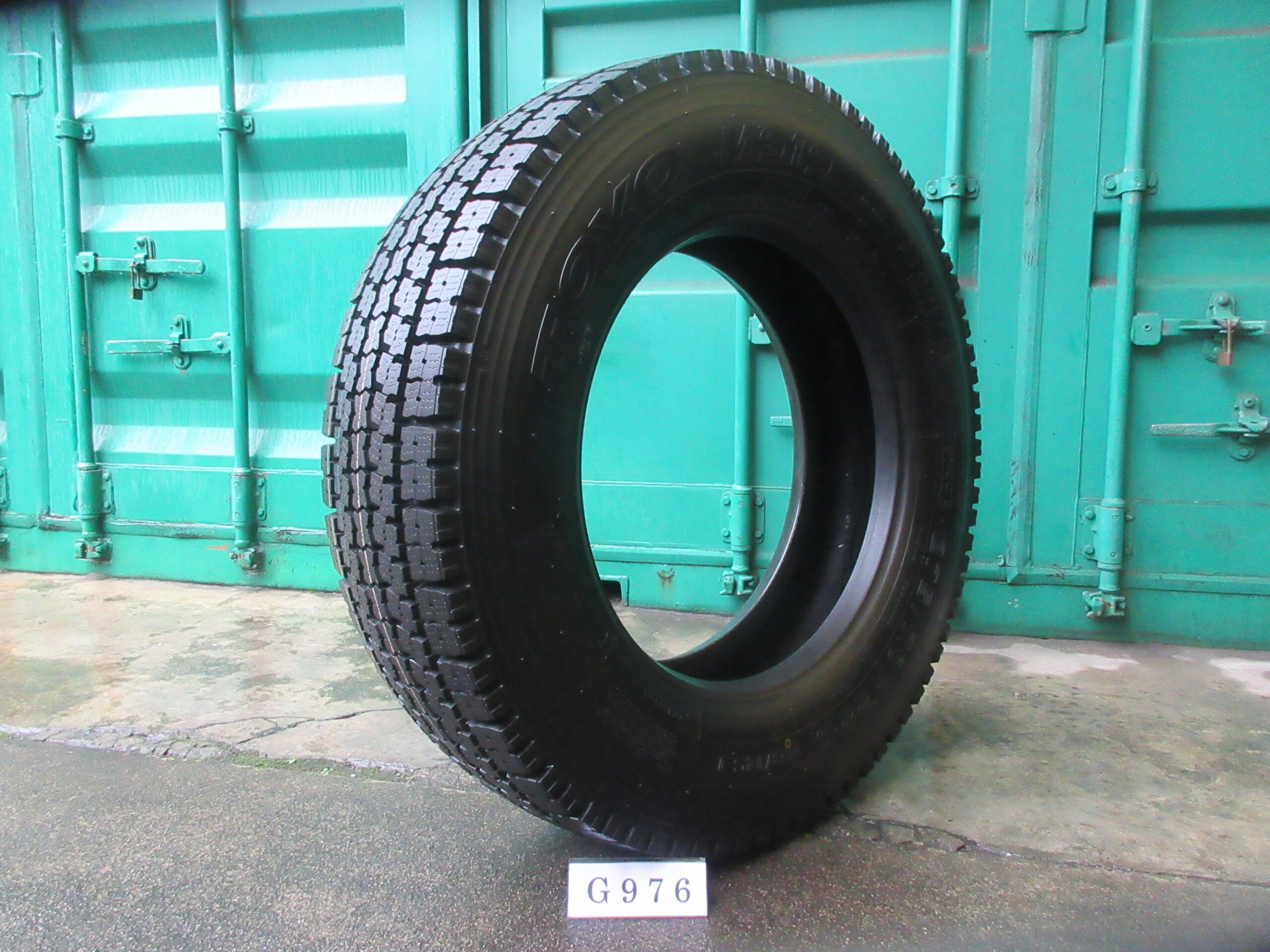 275/70R22.5  イボ付き  スタッドレス　トーヨー G976