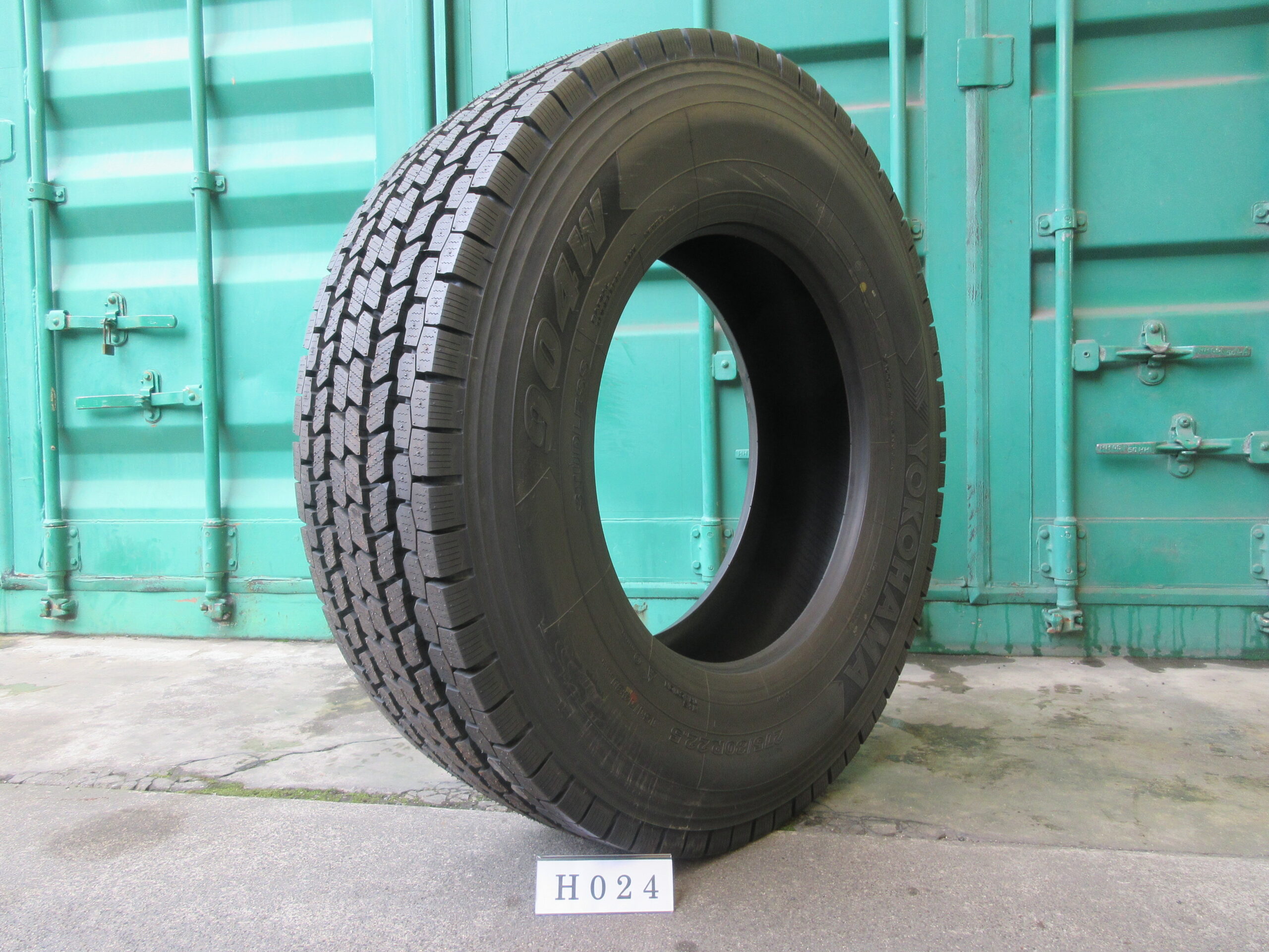 275/80R22.5  新品  スタッドレス　ヨコハマ  H024