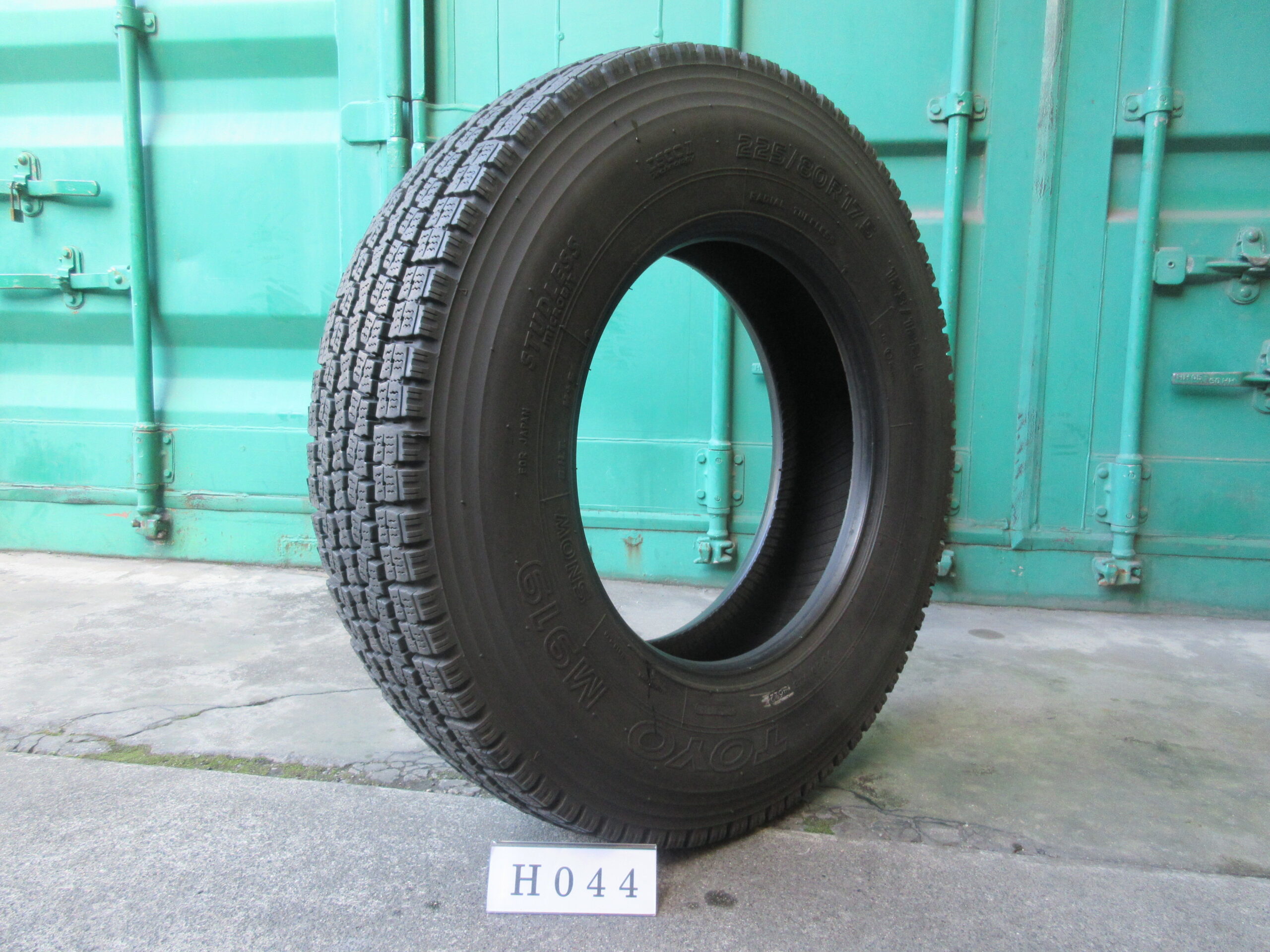 225/80R17.5   スタッドレス　トーヨー H044