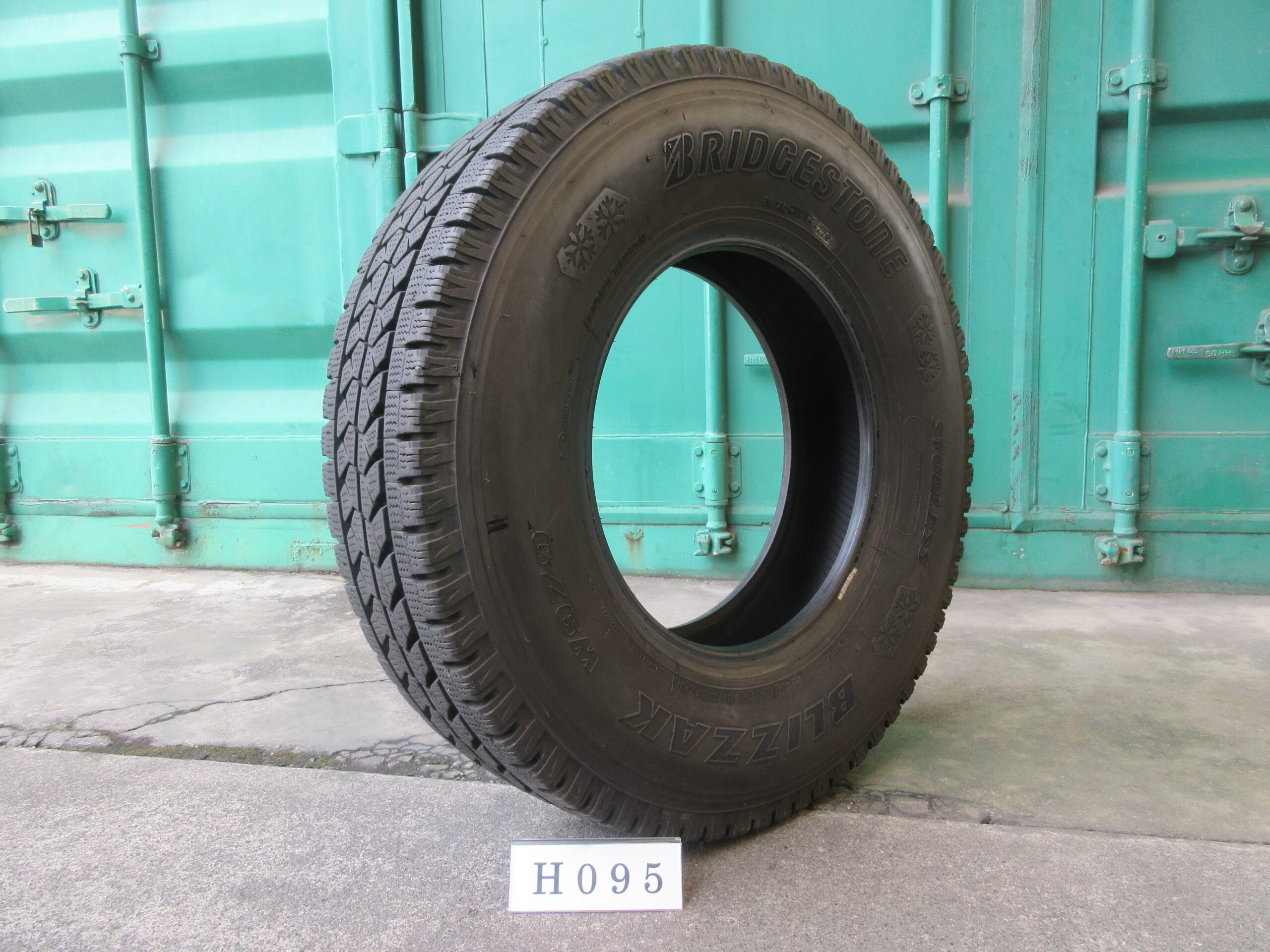 225/85R16   スタッドレス　ブリヂストン  H095