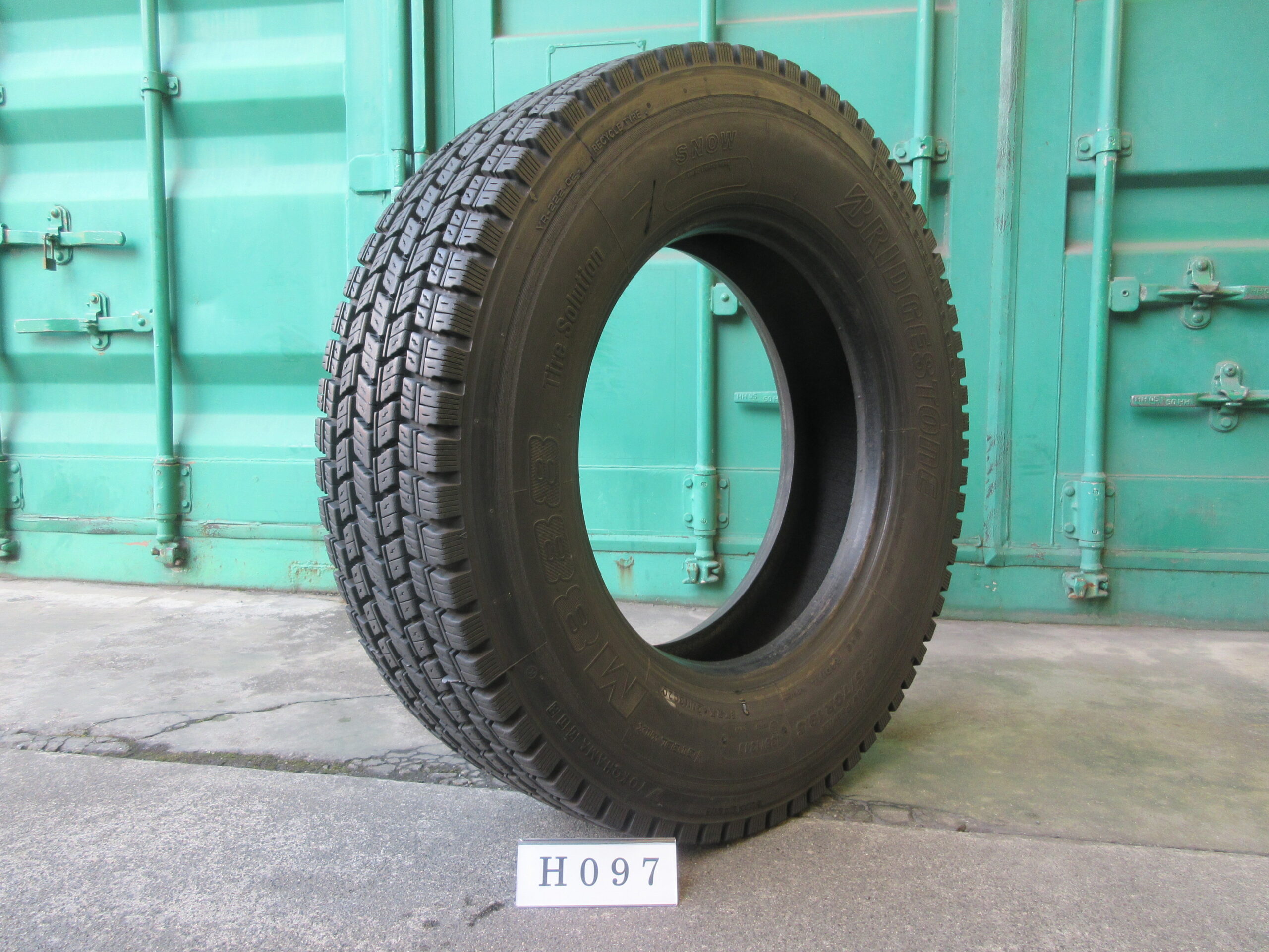 245/70R19.5   再生 スタッドレス　ブリヂストン  他  H097