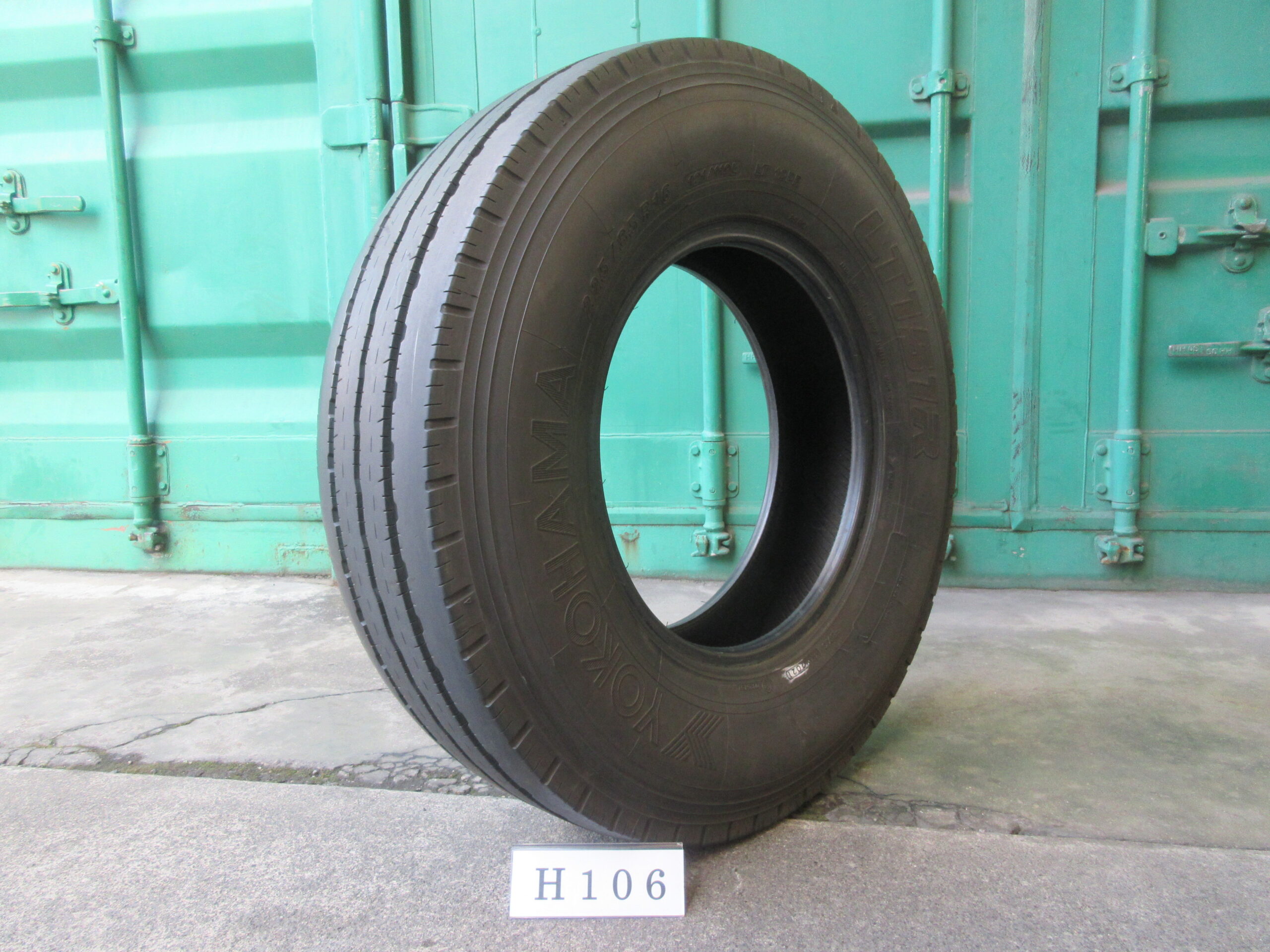 225/85R16   縦目　ヨコハマ  H106