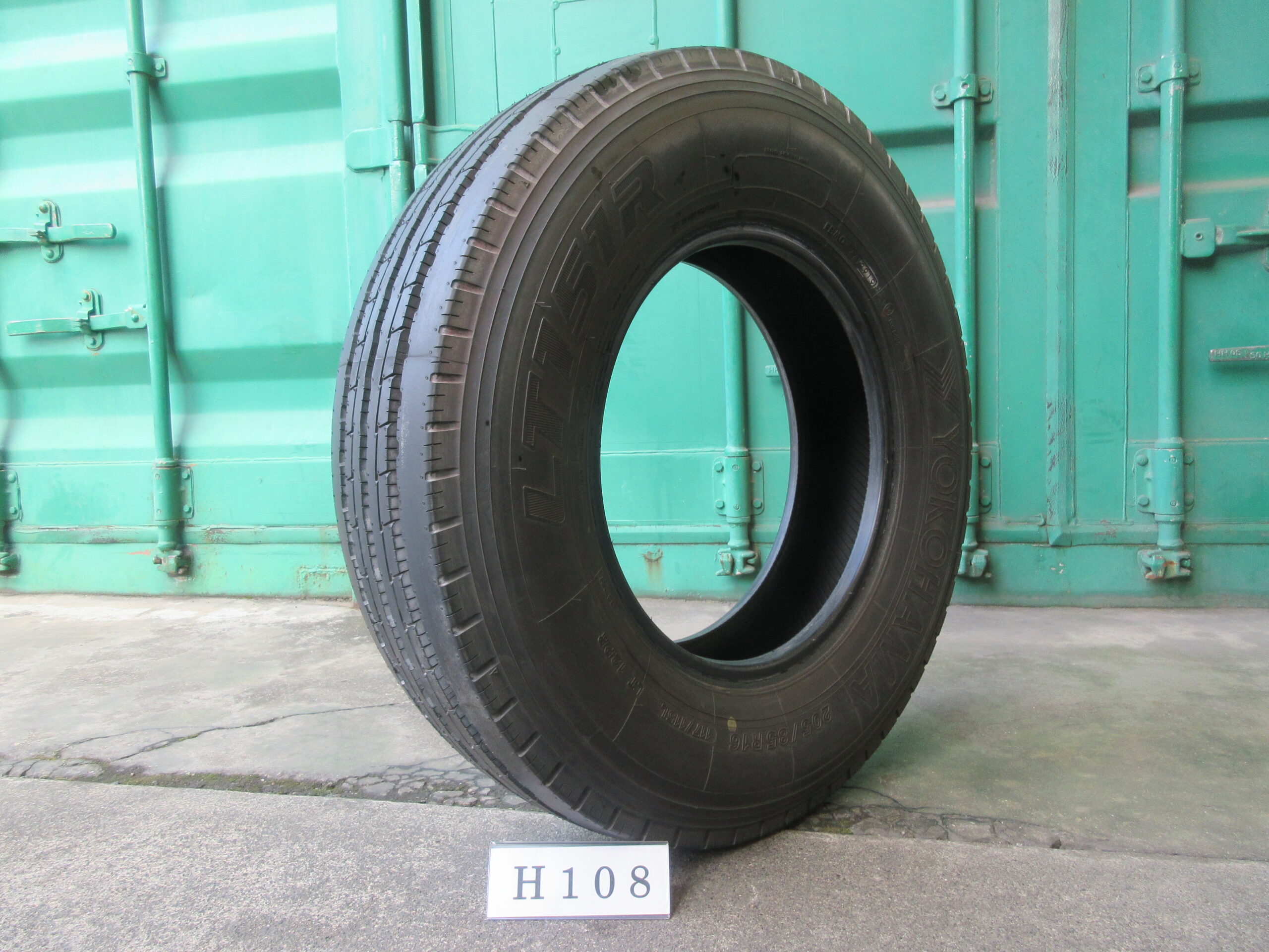 205/85R16  イボ付き   縦目　ヨコハマ  H108