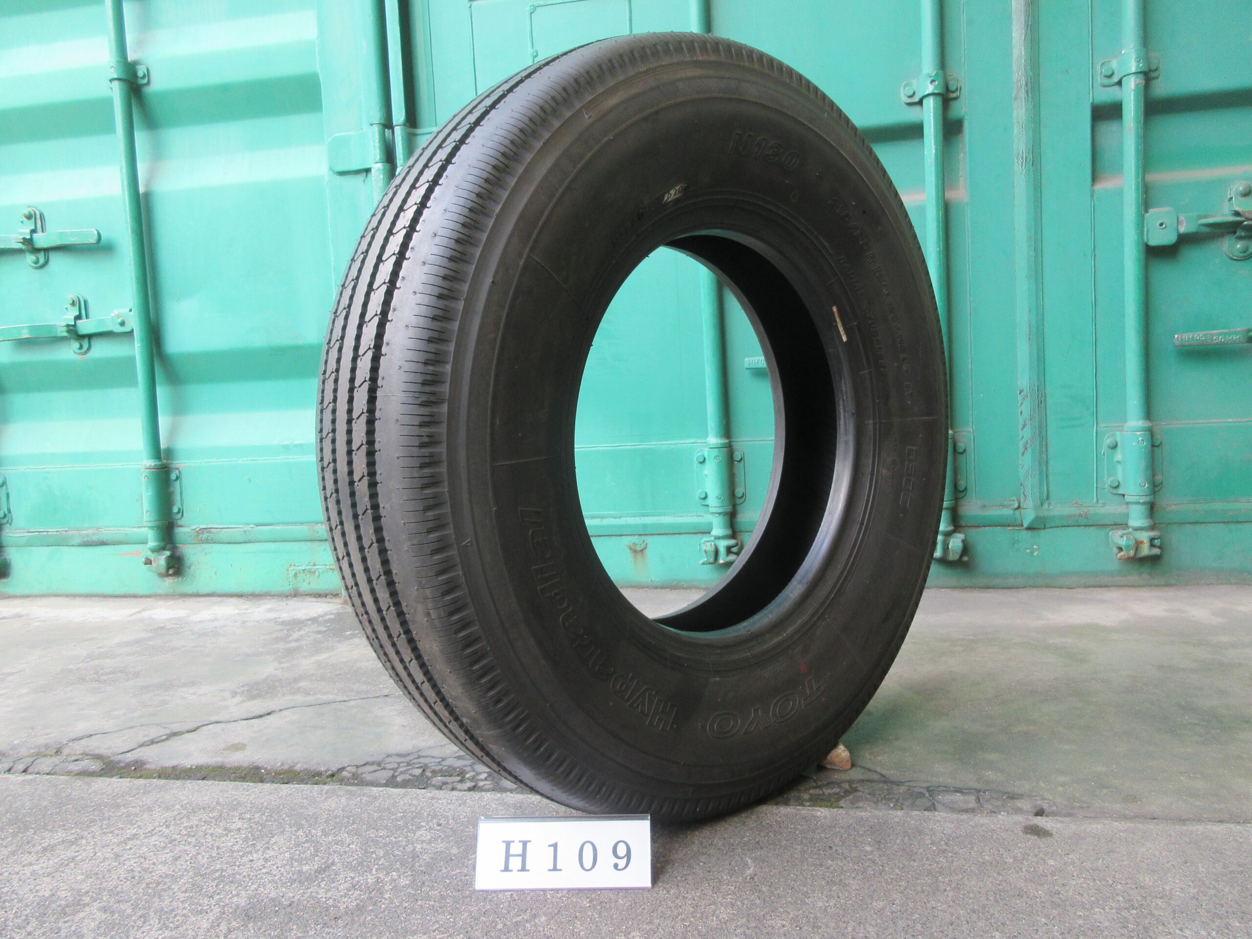 215/85R16  イボ付き  縦目　トーヨー H109