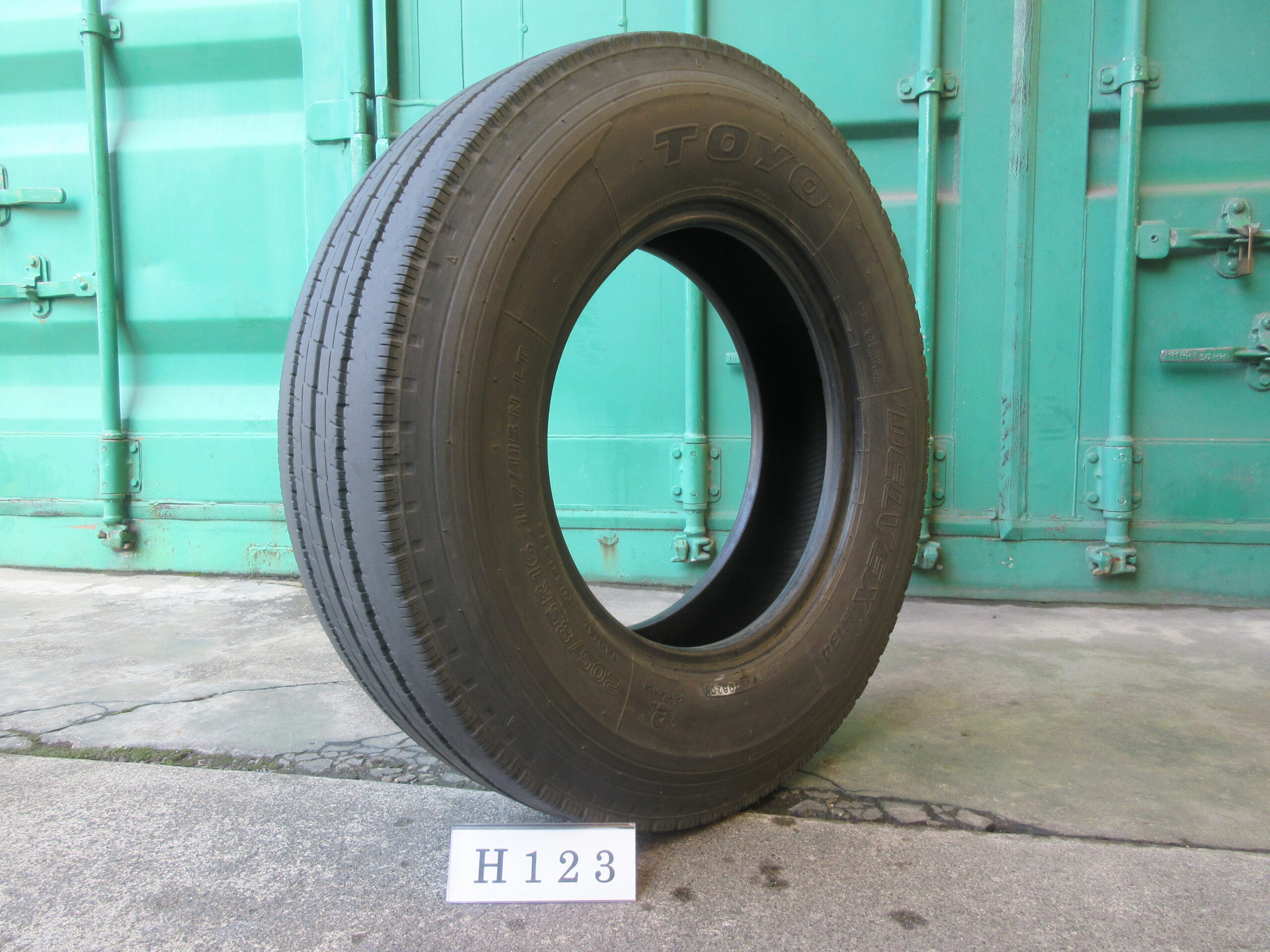 205/85R16   縦目 トーヨー  H123