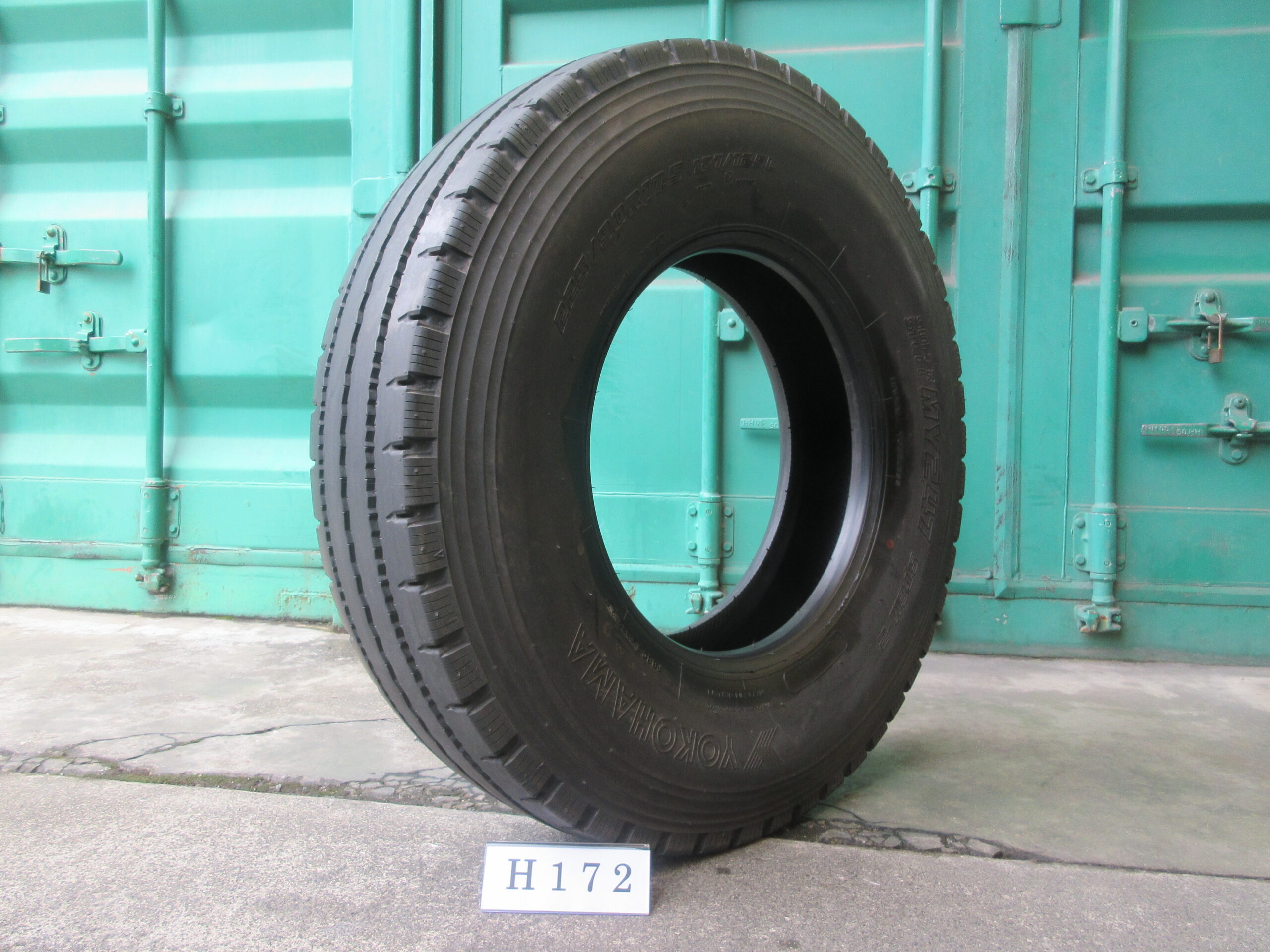 225/90R17.5   縦目　ヨコハマ   H172