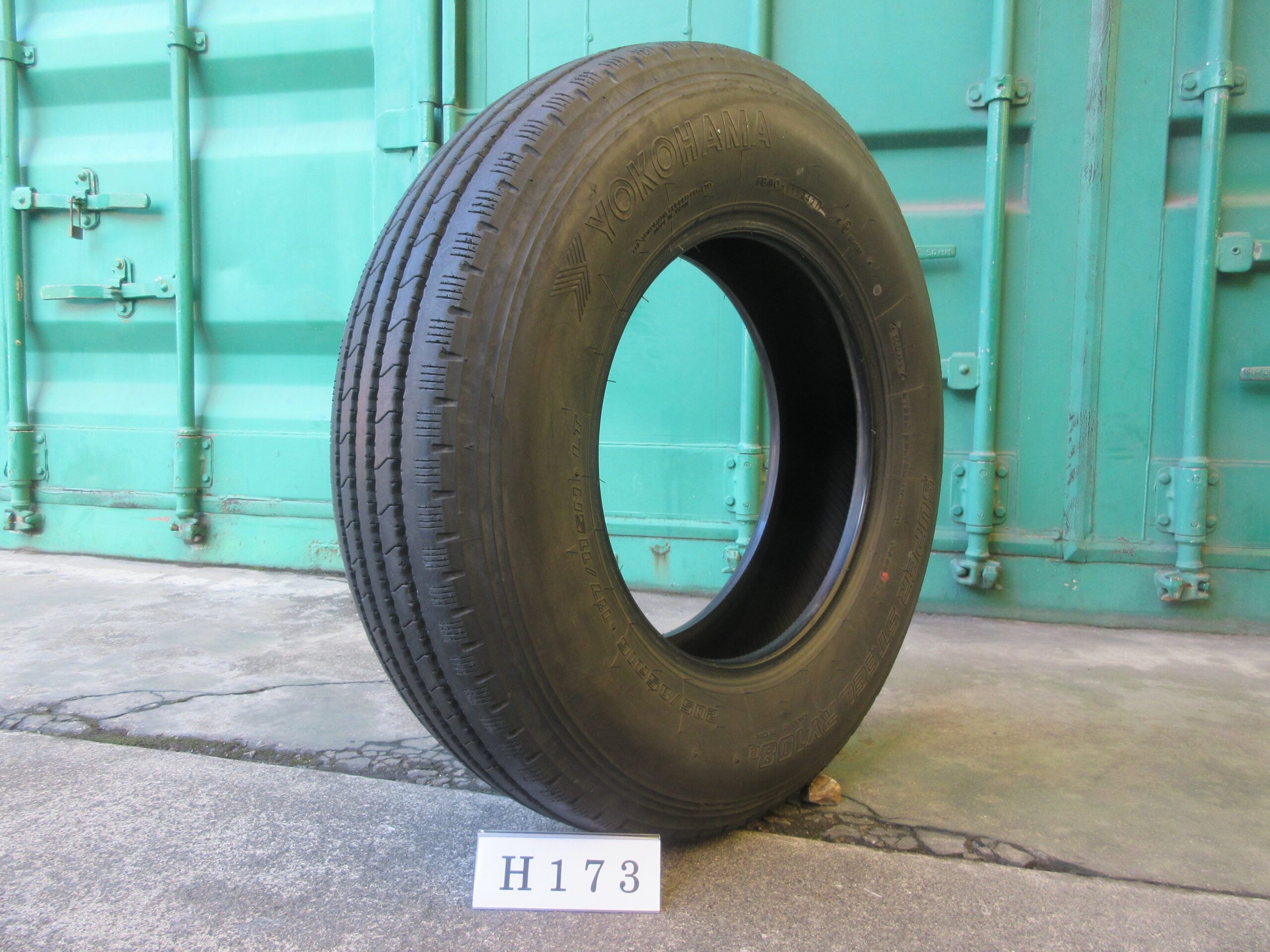 205/85R16   縦目　ヨコハマ  H173