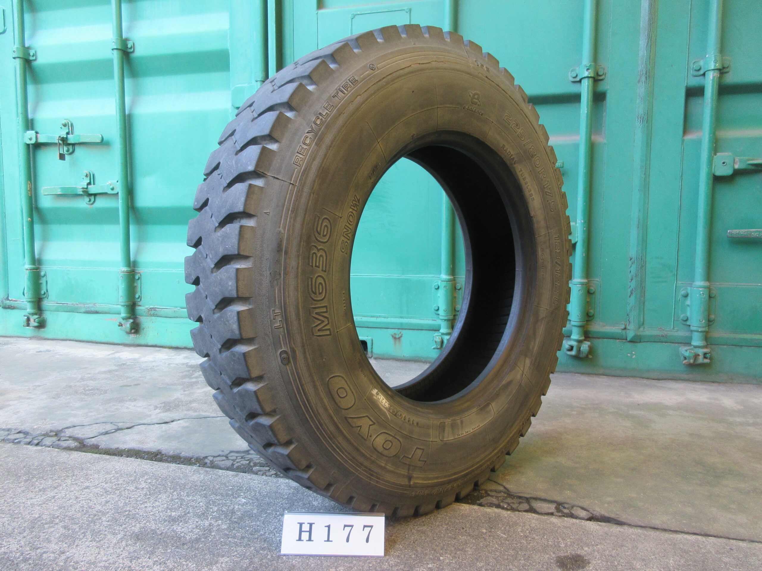 225/80R17.5　再生　縦目　  H177