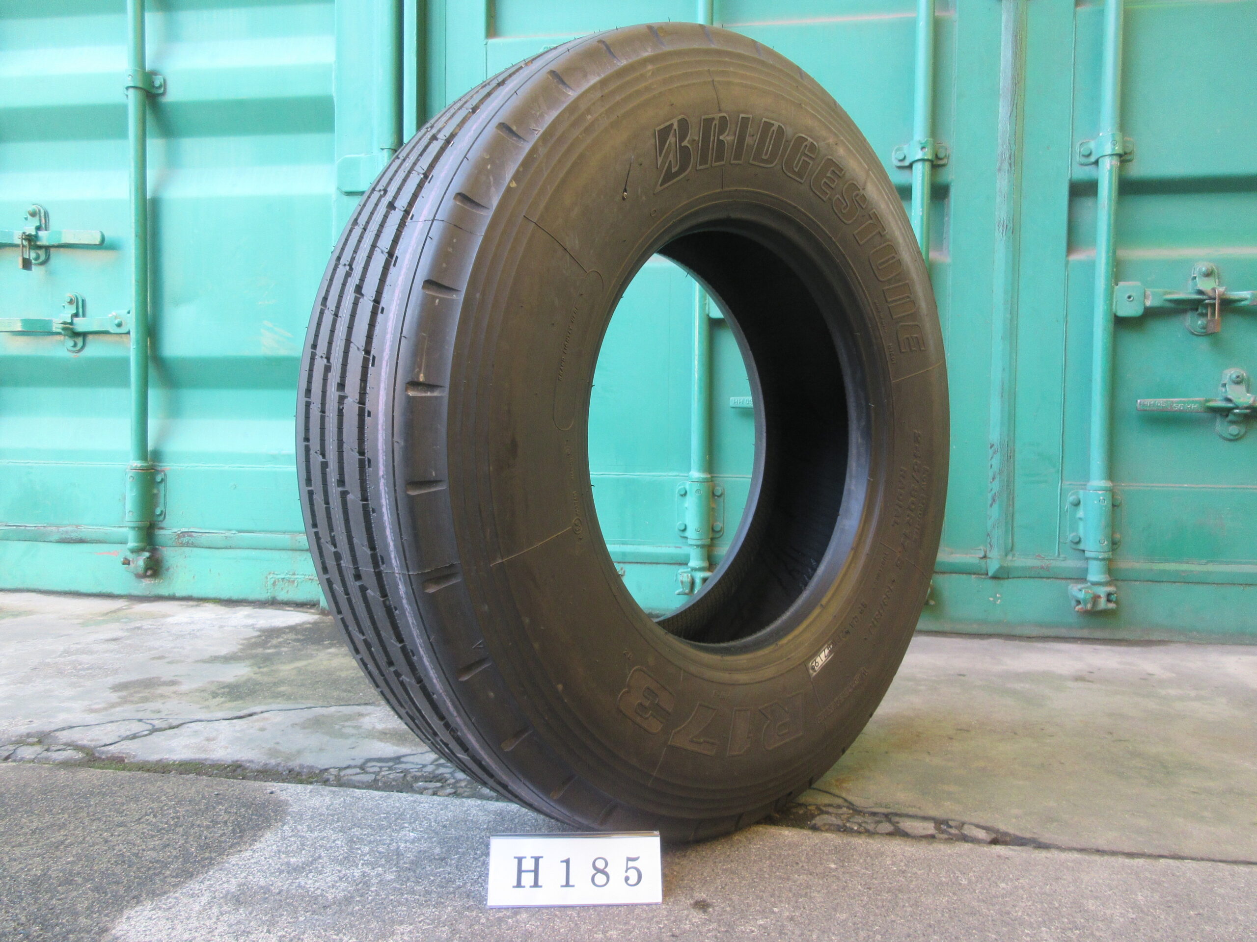 245/80R17.5  イボ付き  縦目　ブリヂストン H185