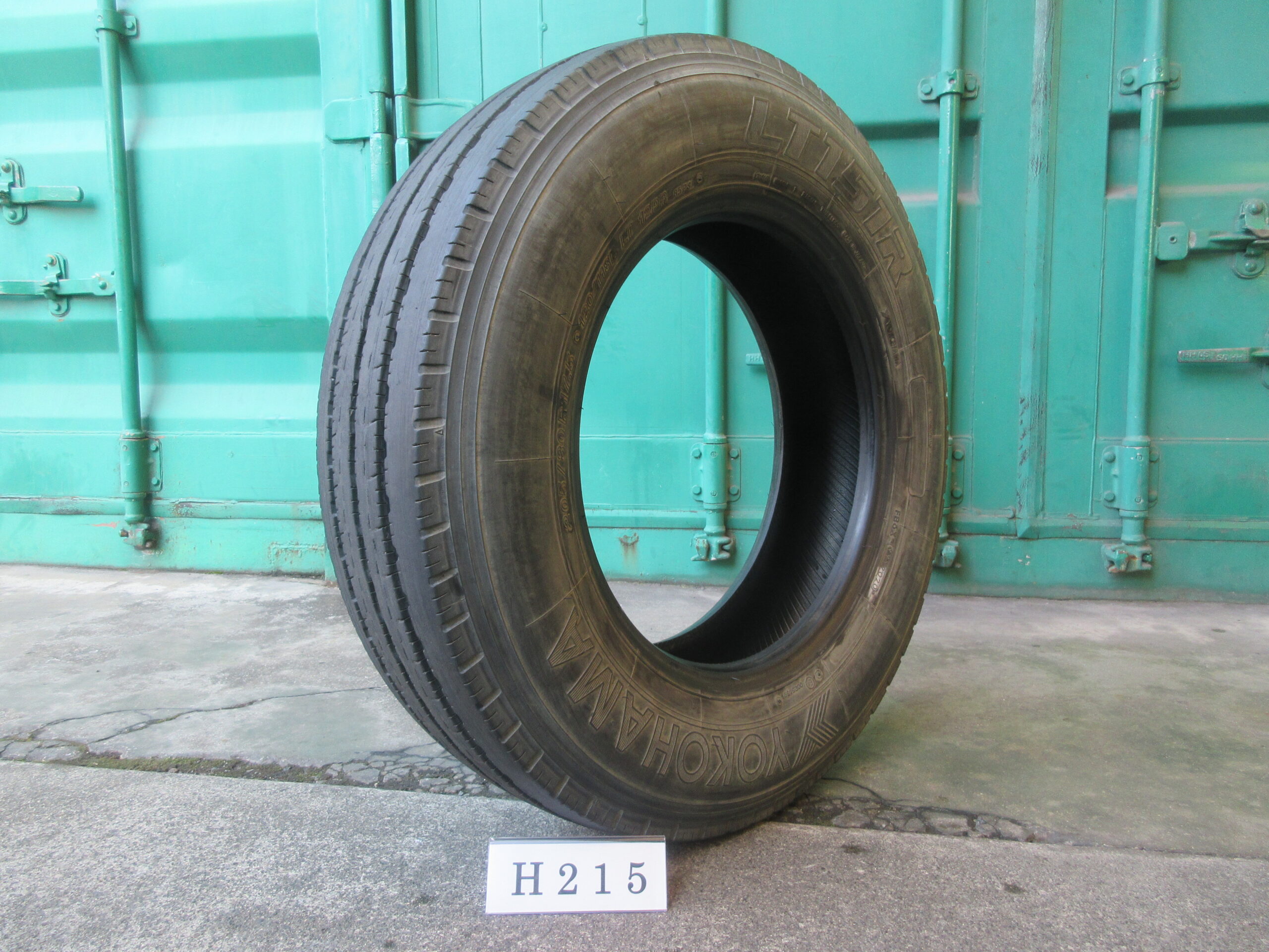 205/80R17.5   縦目　ヨコハマ  H215
