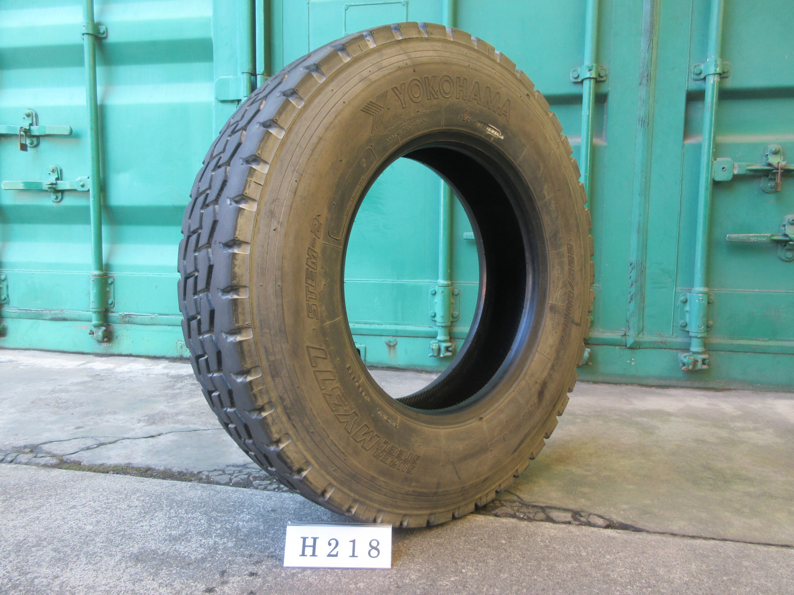 225/80R17.5   縦目　ヨコハマ  H218