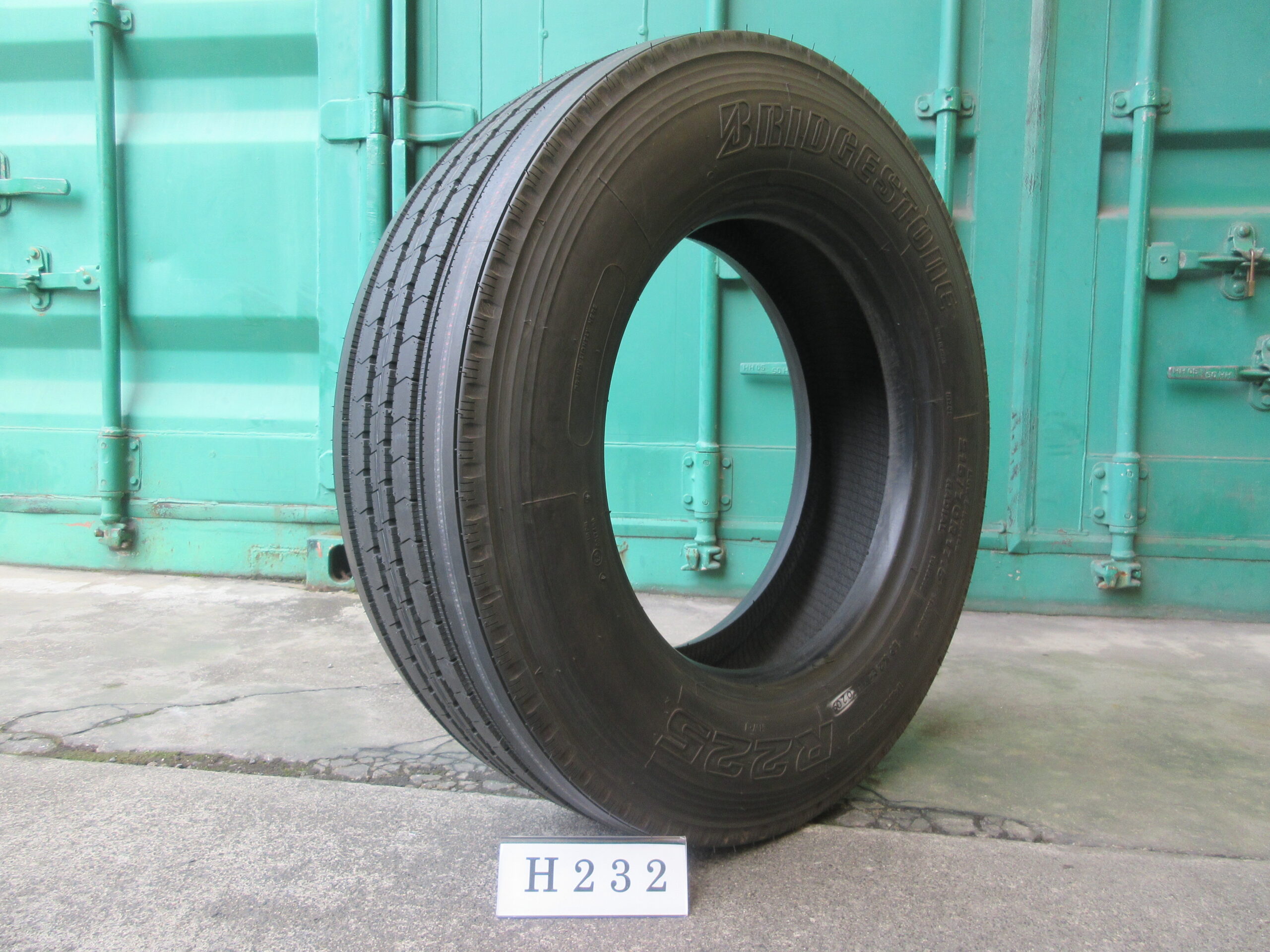 215/70R17.5  イボ付き   縦目　ブリヂストン H232