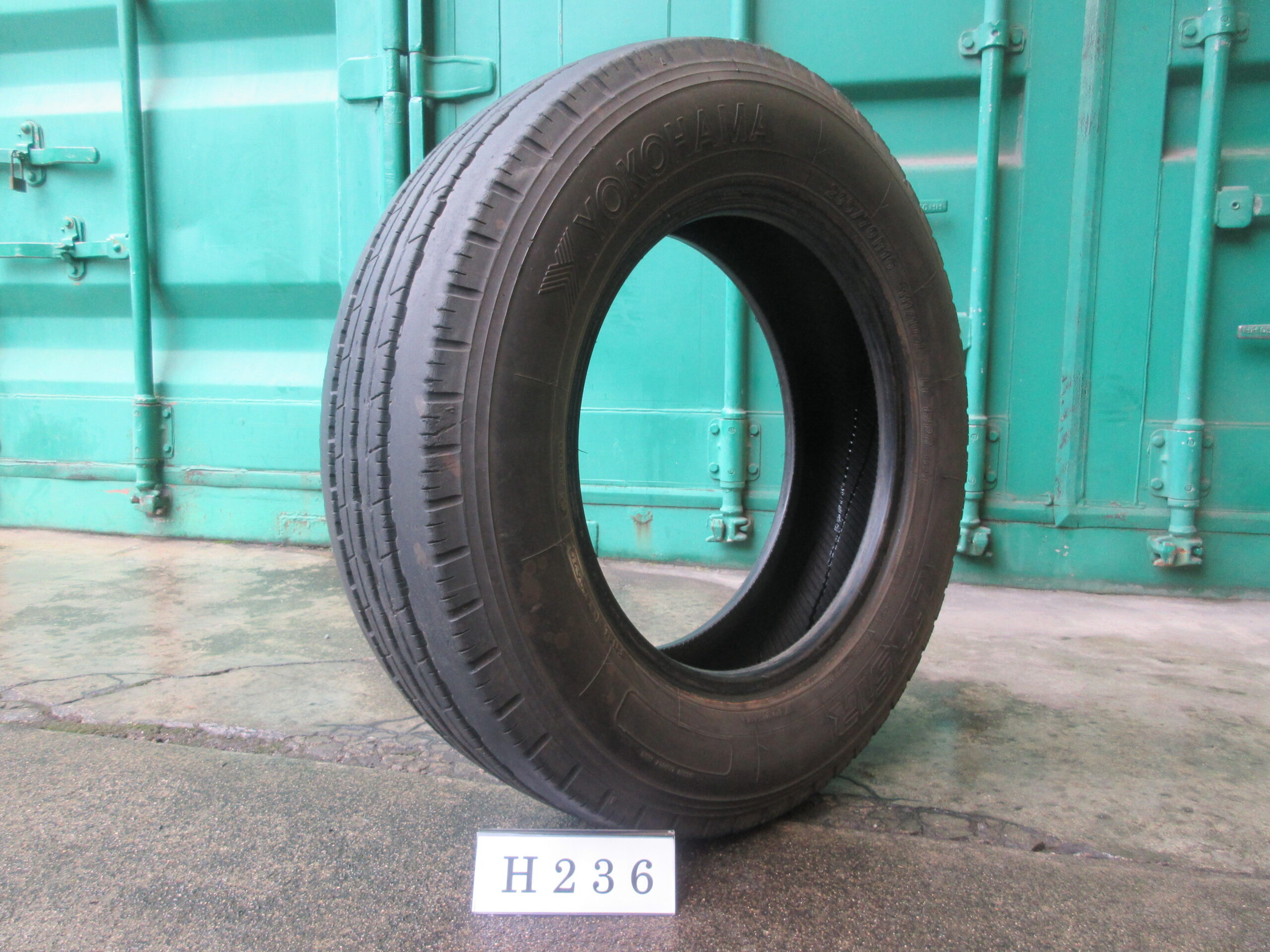 205/70R16  縦目　ヨコハマ  H236