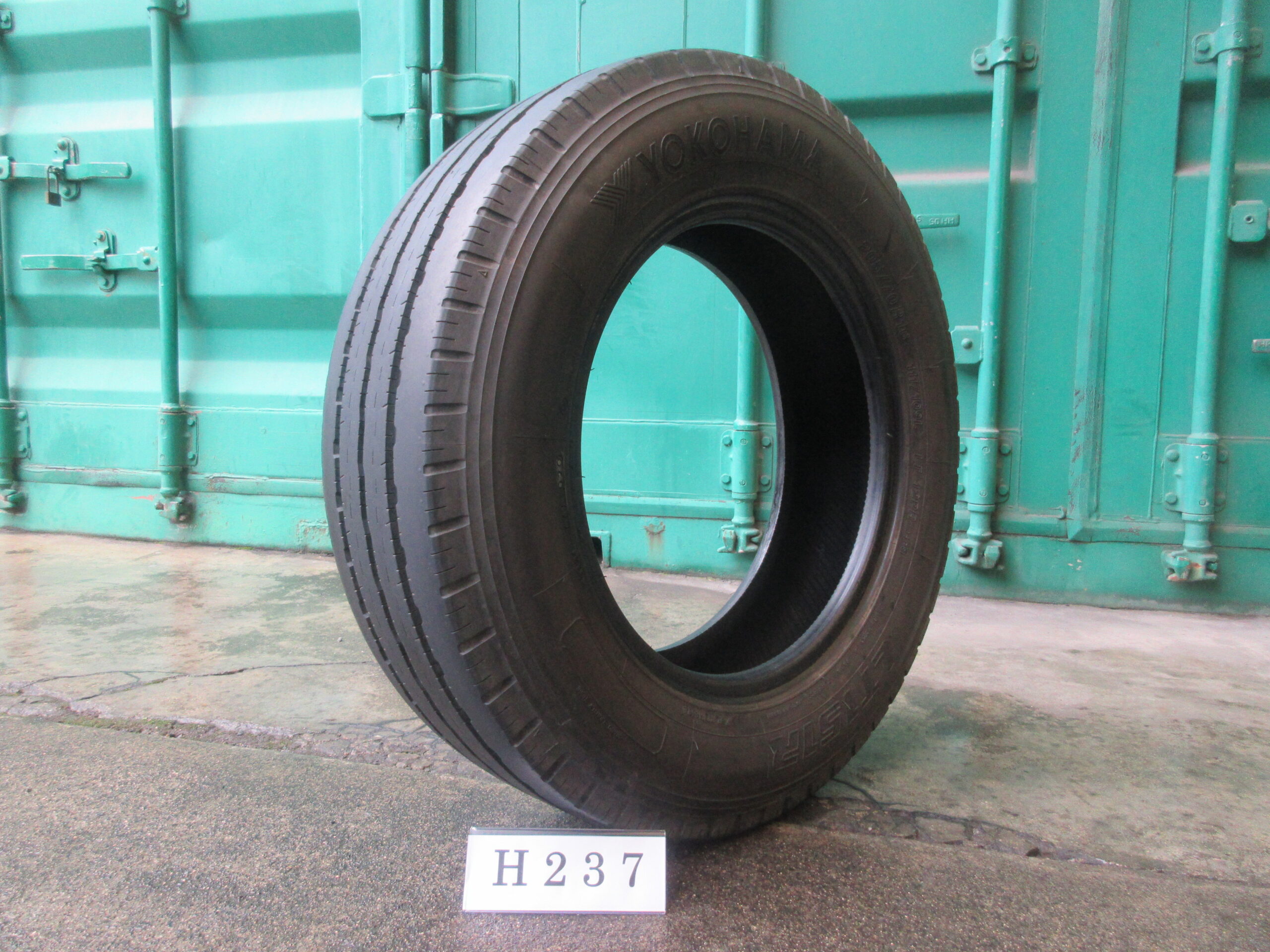 205/70R16   縦目　ヨコハマ  H237