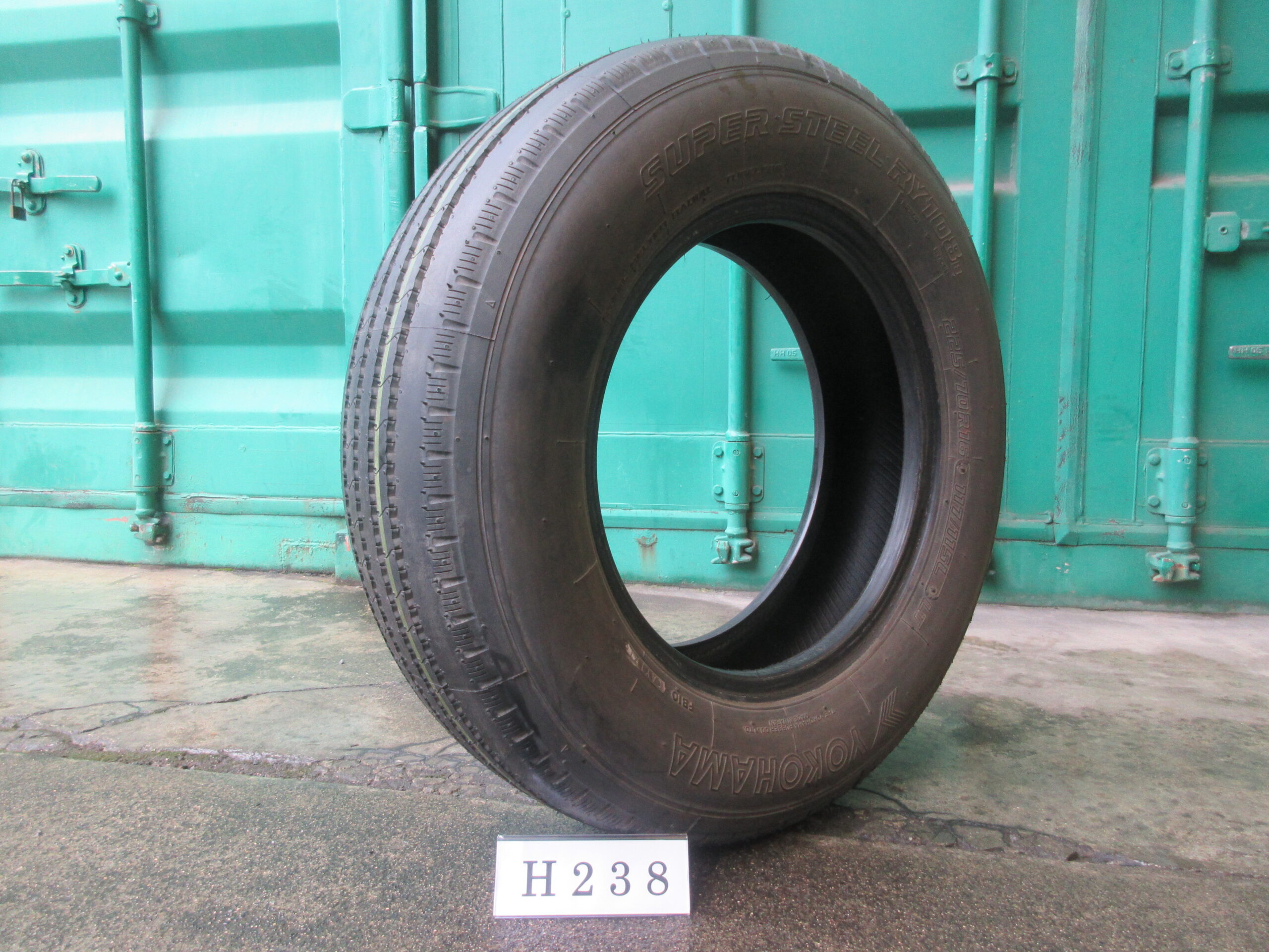 225/70R16  イボ付き   縦目　ヨコハマ  H238
