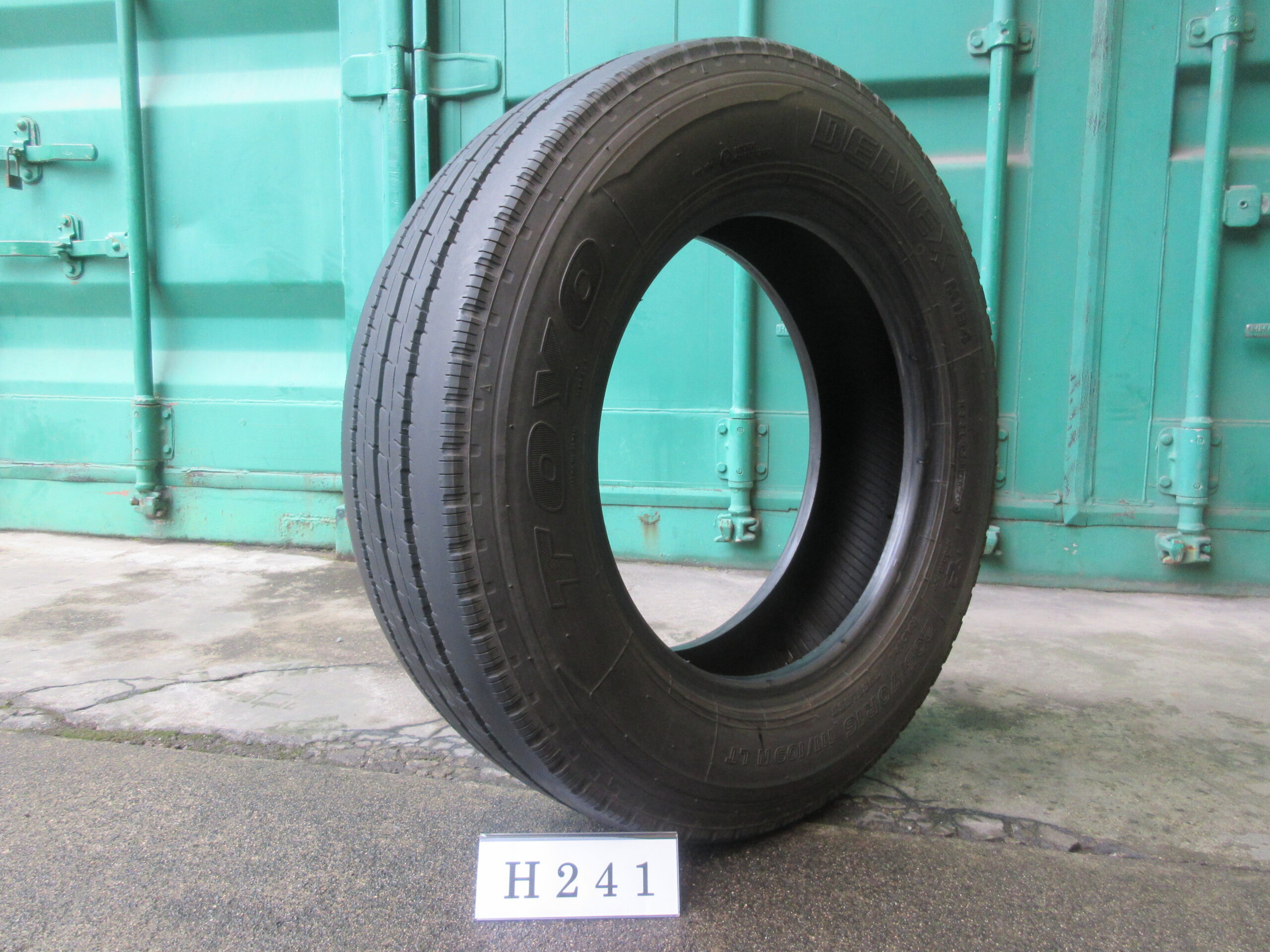 205/70R16   縦目 トーヨー  H241