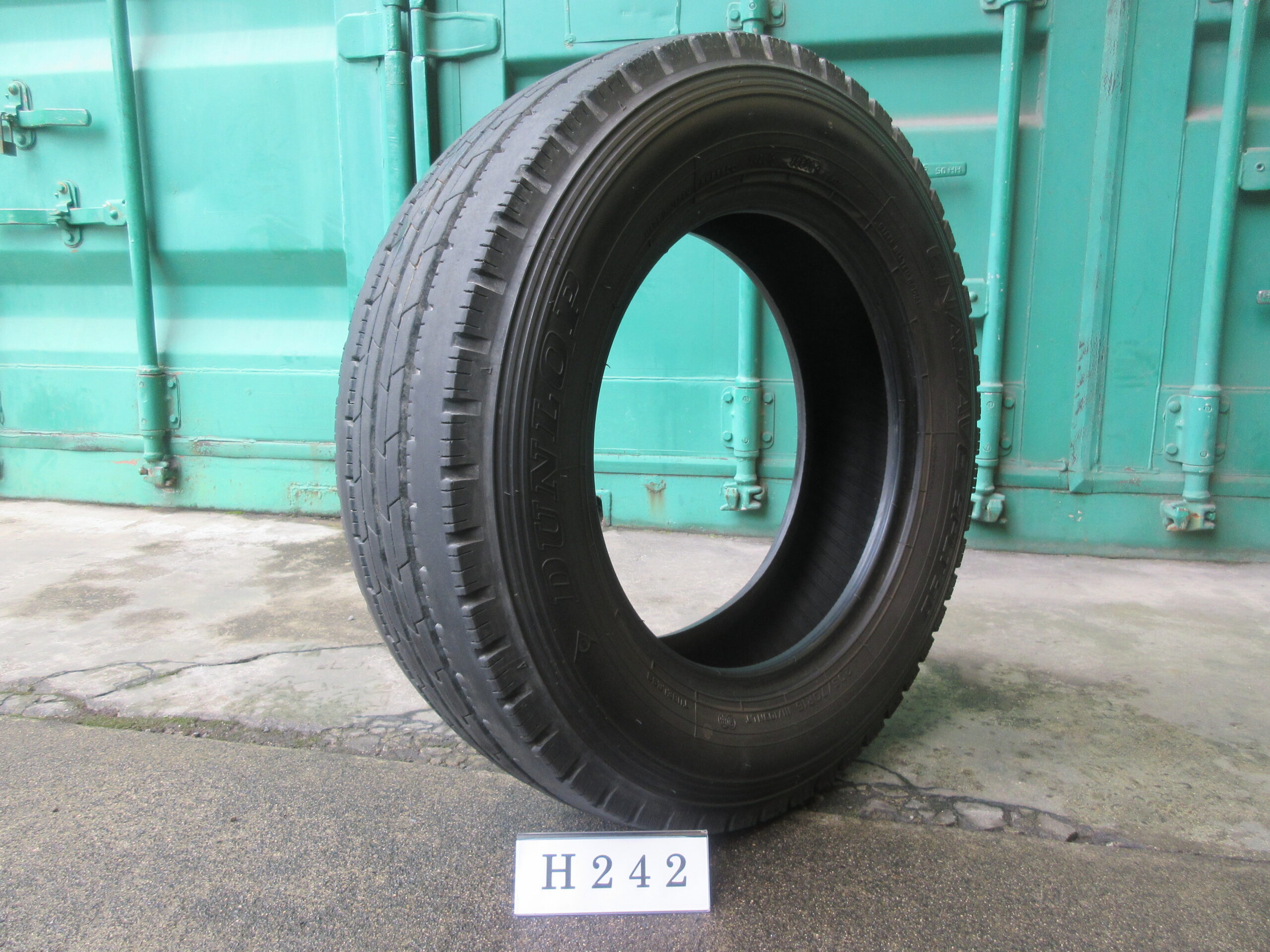 205/70R16  縦目　ダンロップ H242