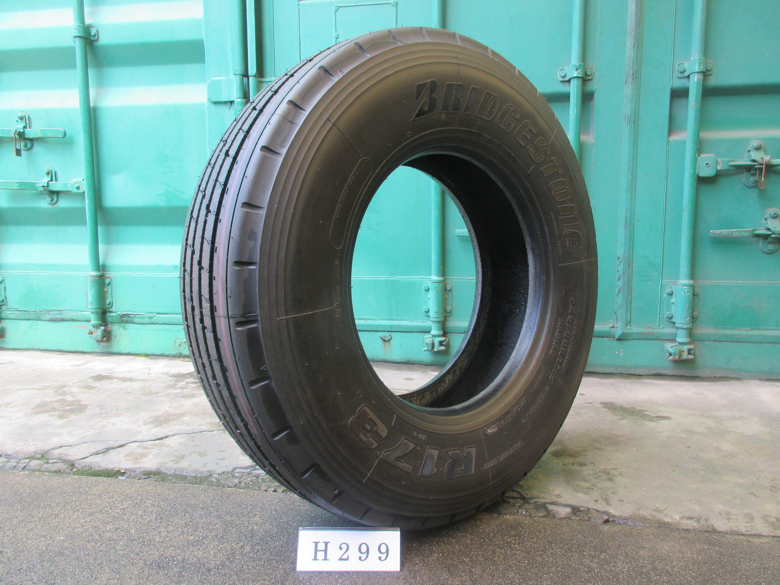 245/80R17.5  イボ付き   縦目　ブリヂストン H299
