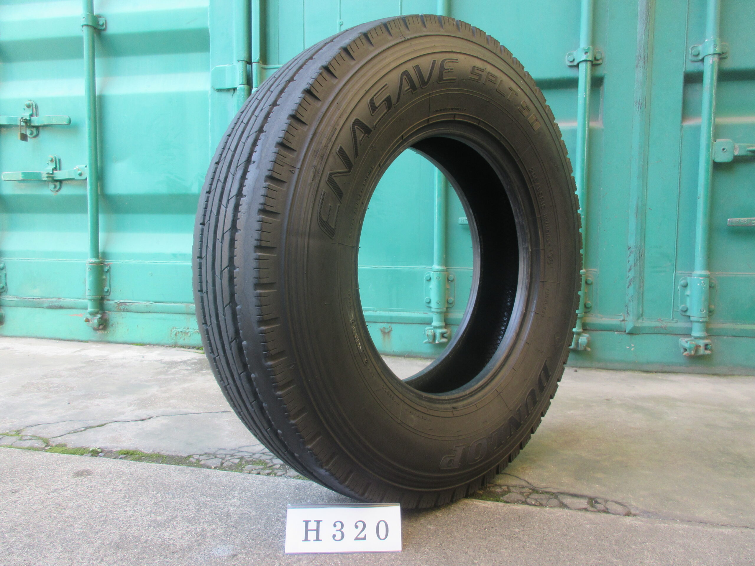 205/85R16  縦目　ダンロップ H320