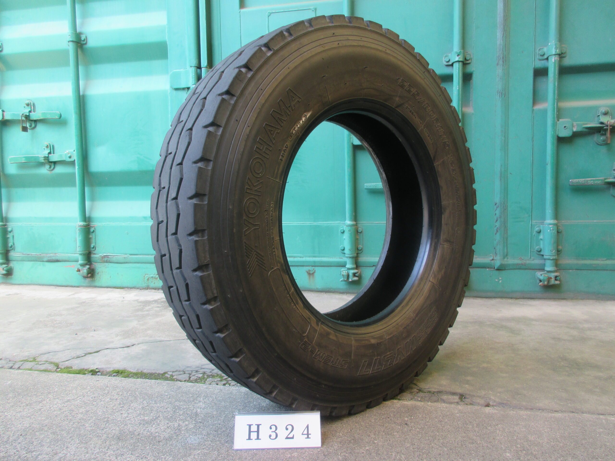 225/80R17.5   縦目　ヨコハマ  H324