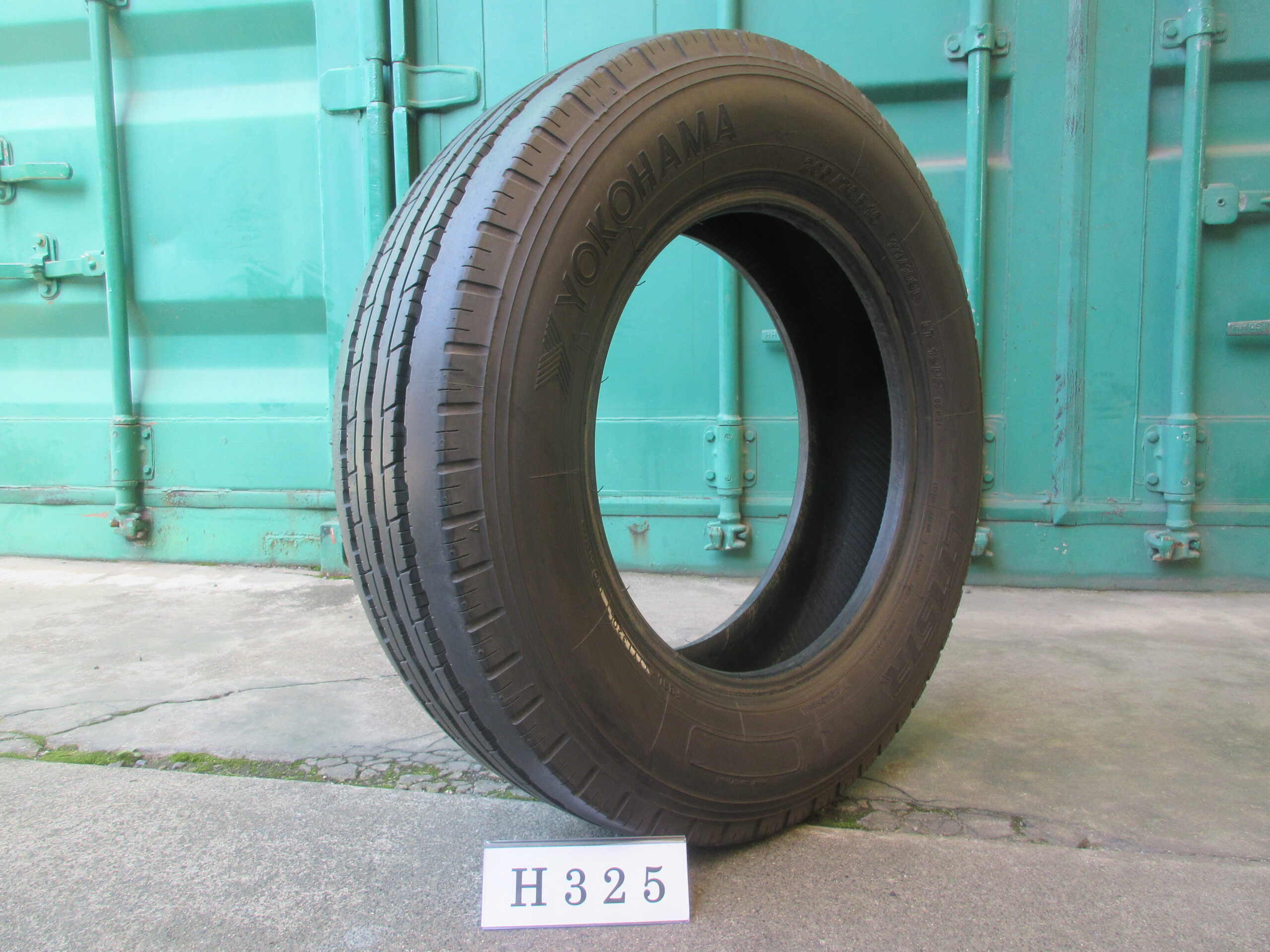 205/70R16   縦目　ヨコハマ  H325