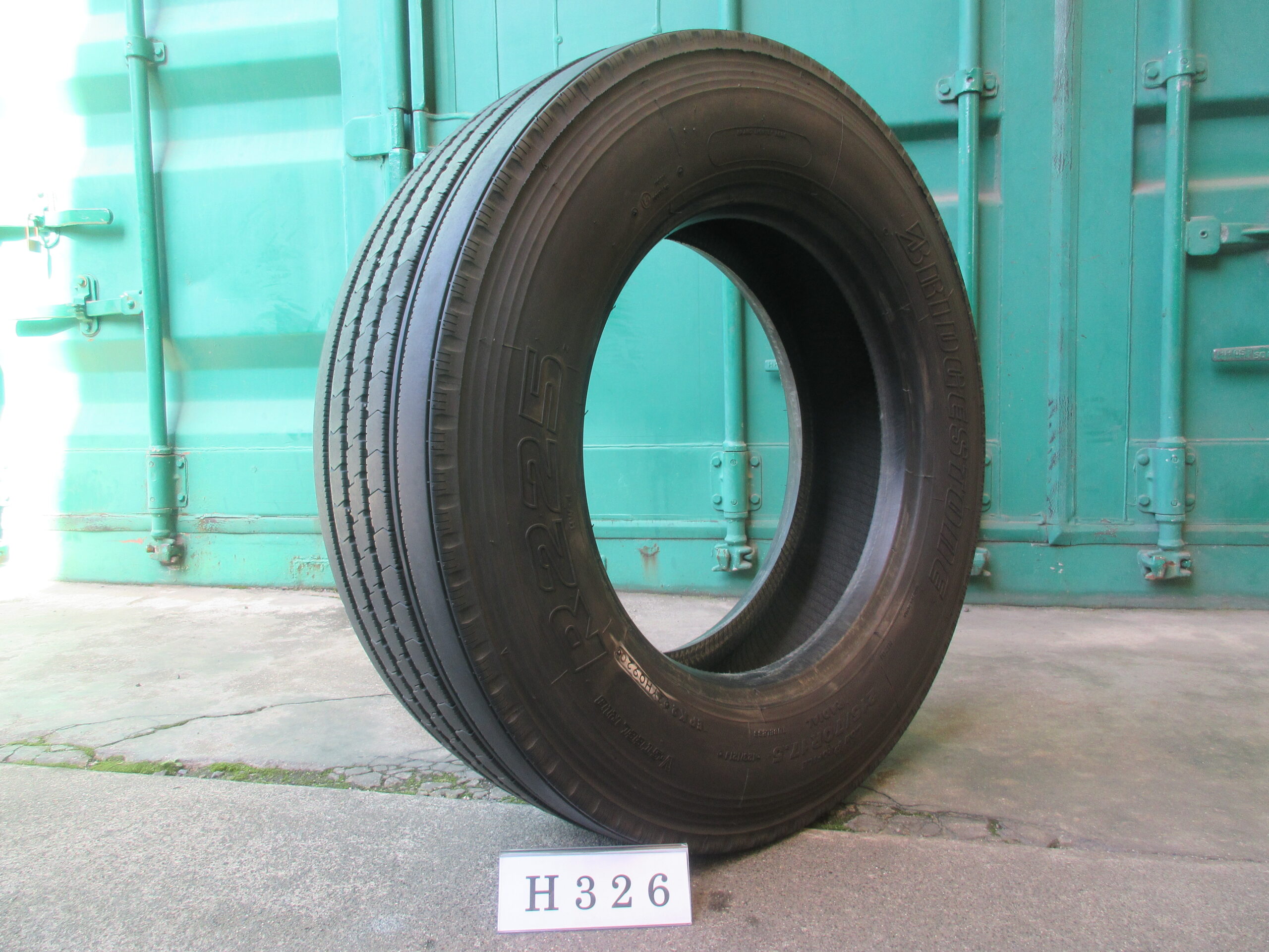215/70R17.5  縦目　ブリヂストン H326