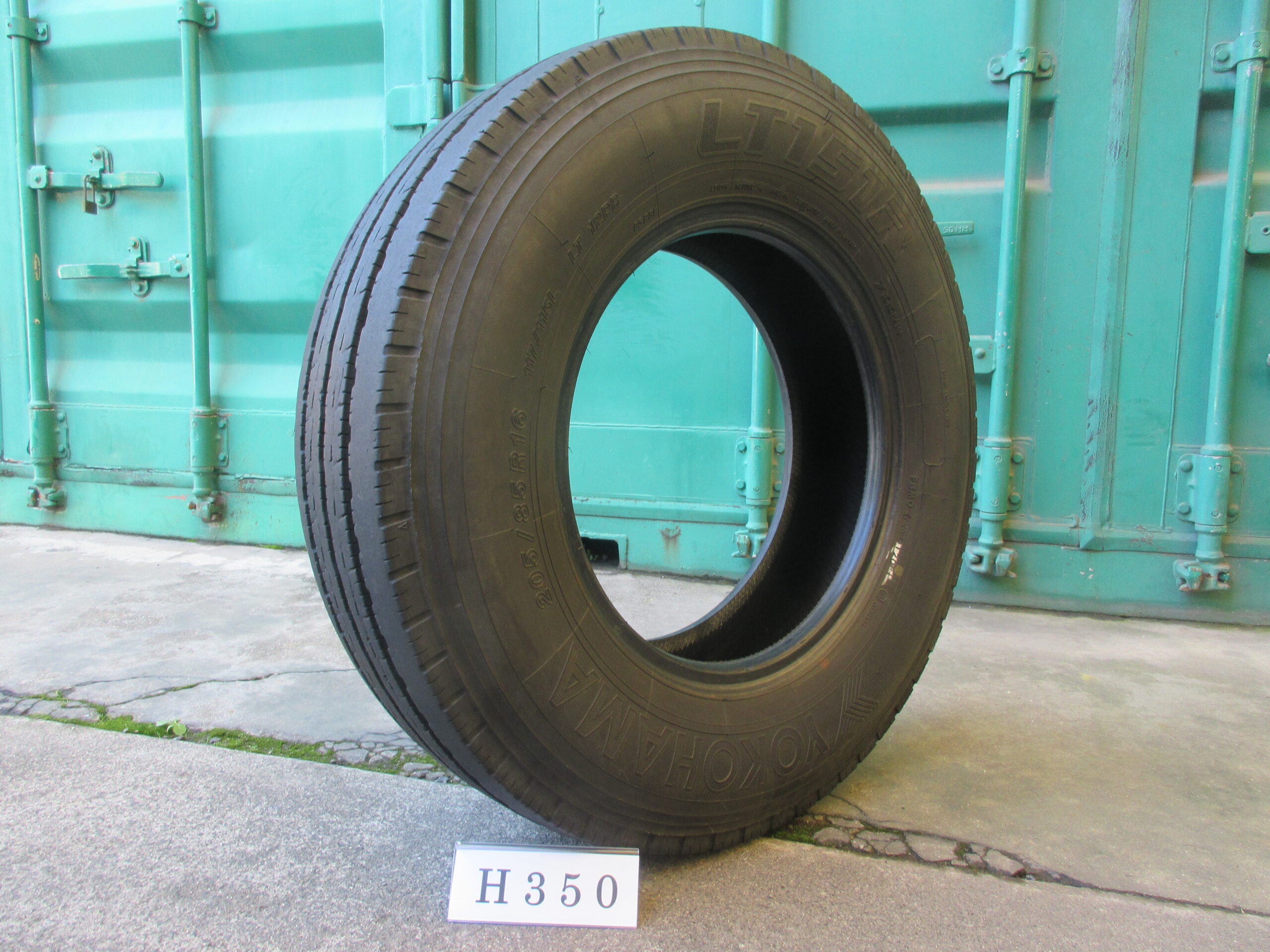 205/85R16   縦目　ヨコハマ  H350