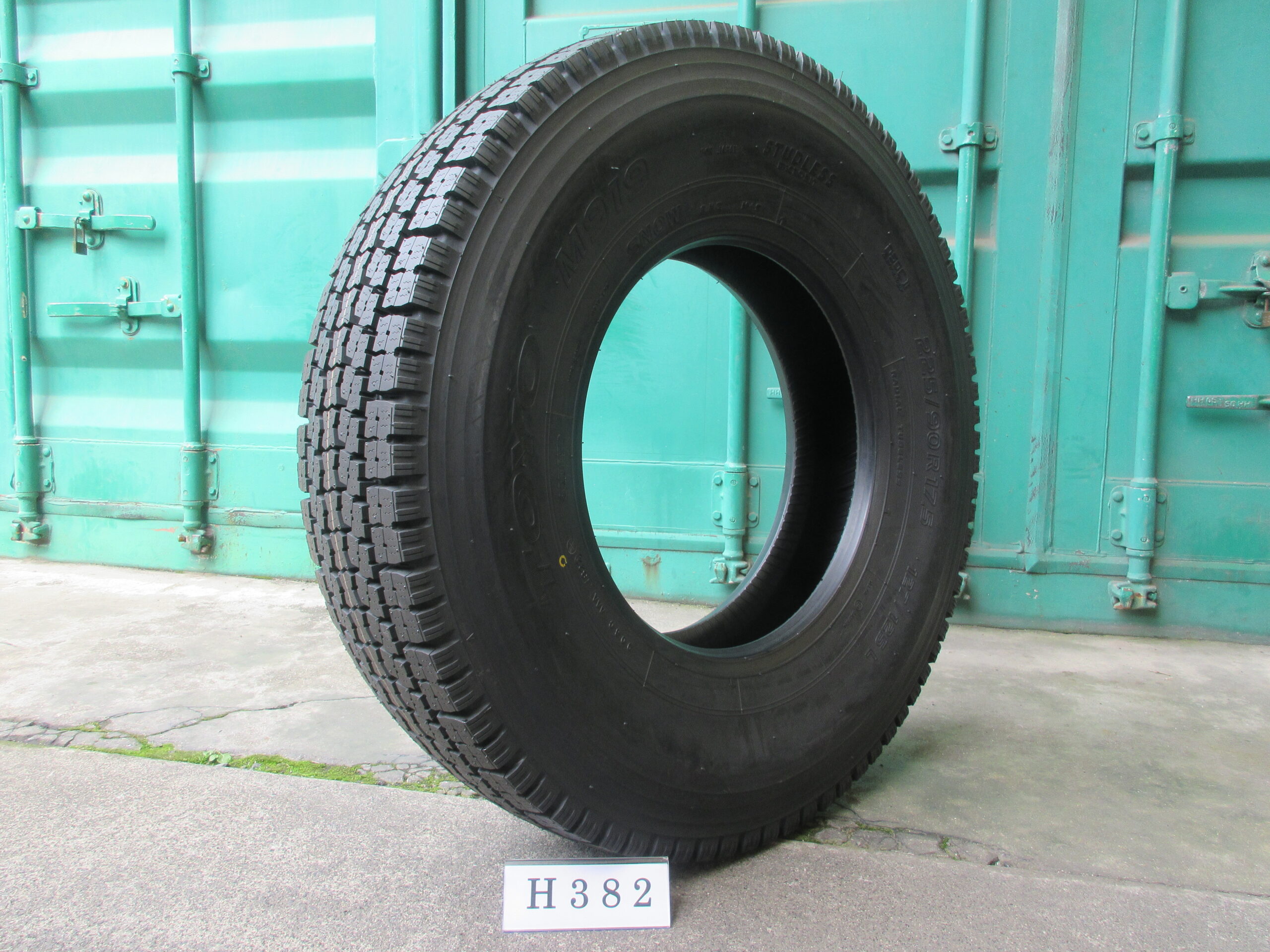 225/90R17.5  新品  スタッドレス　トーヨー H382