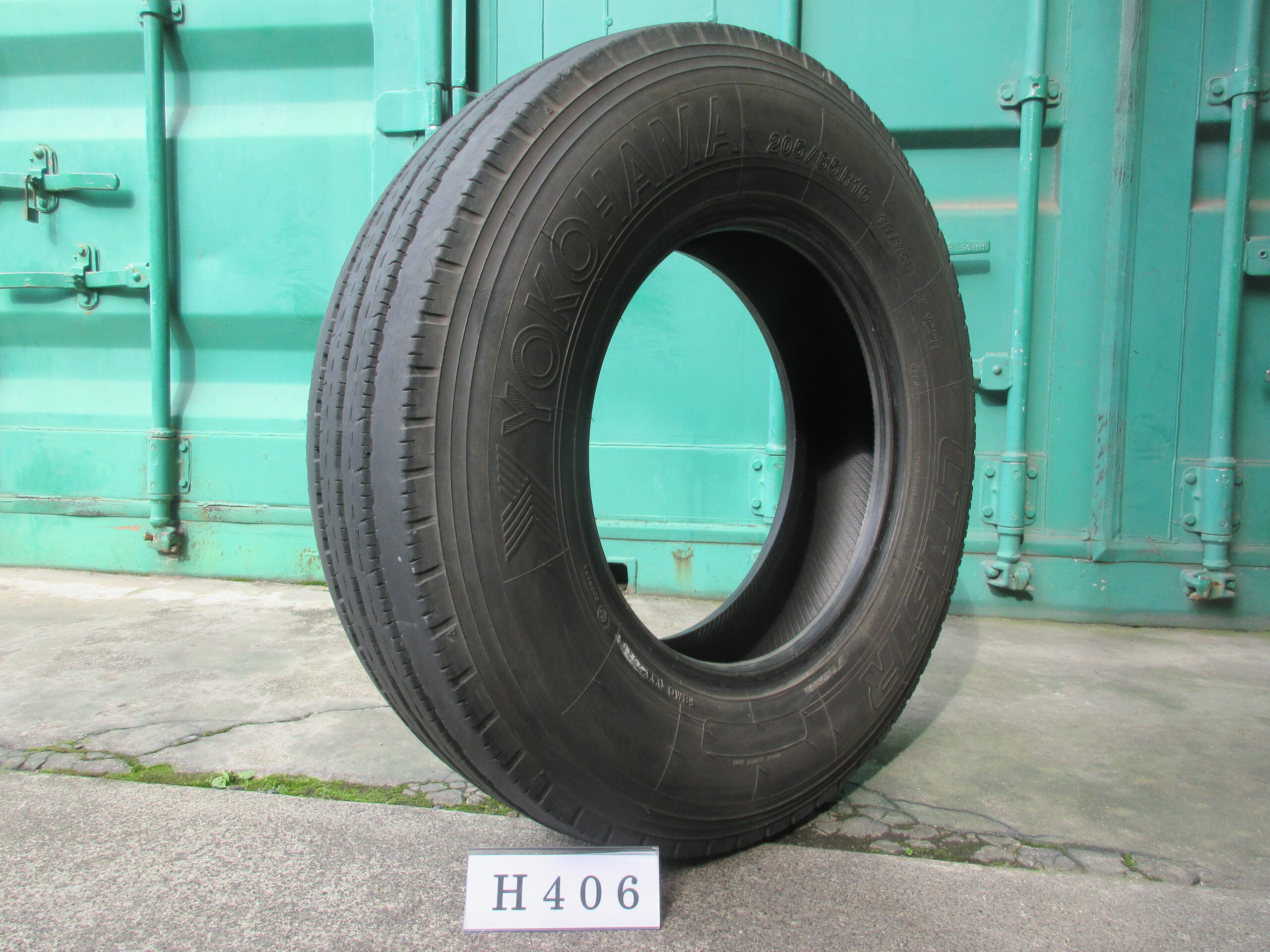 205/85R16   縦目　ヨコハマ  H406