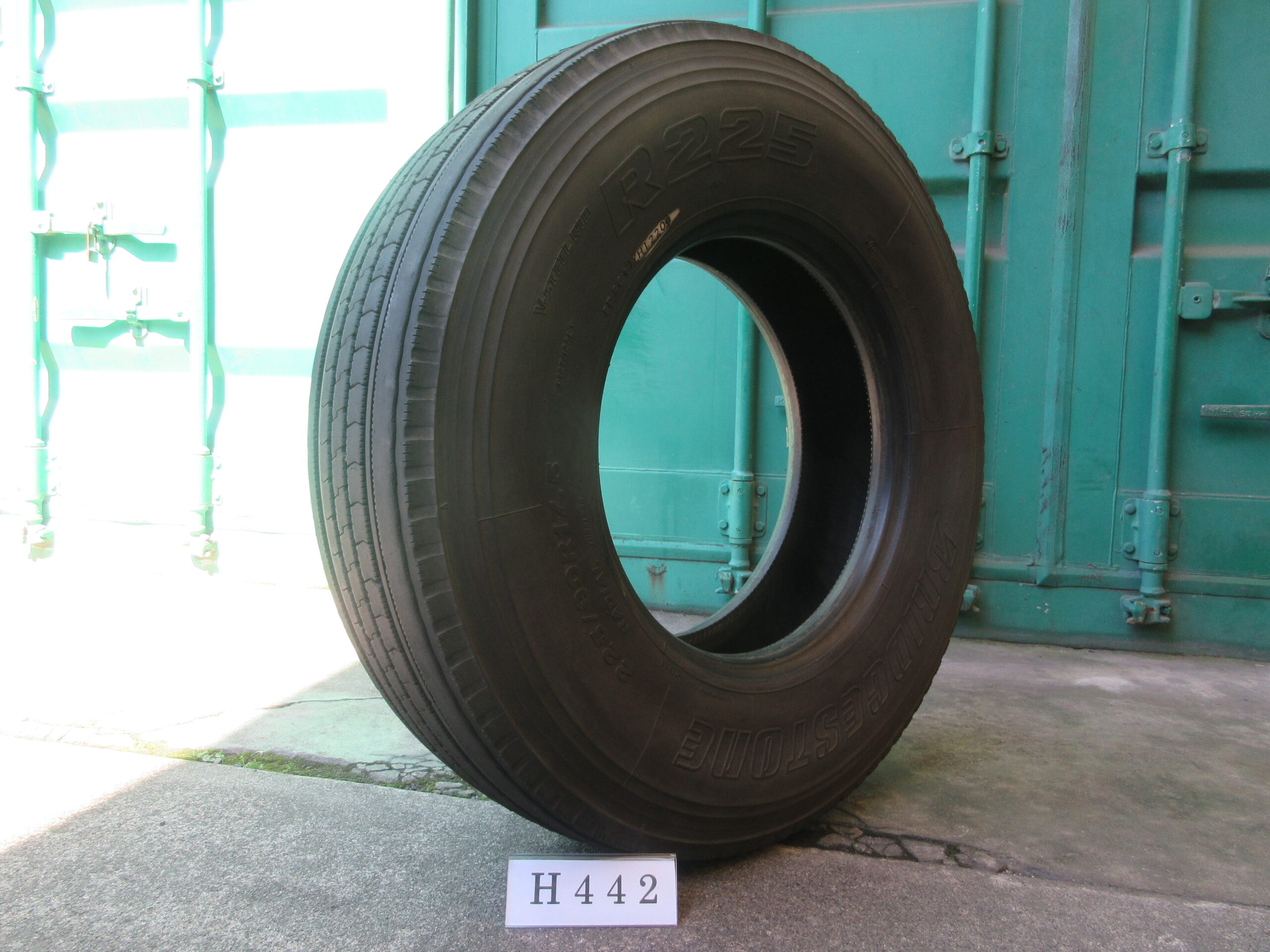 225/90R17.5  縦目　ブリヂストン H442