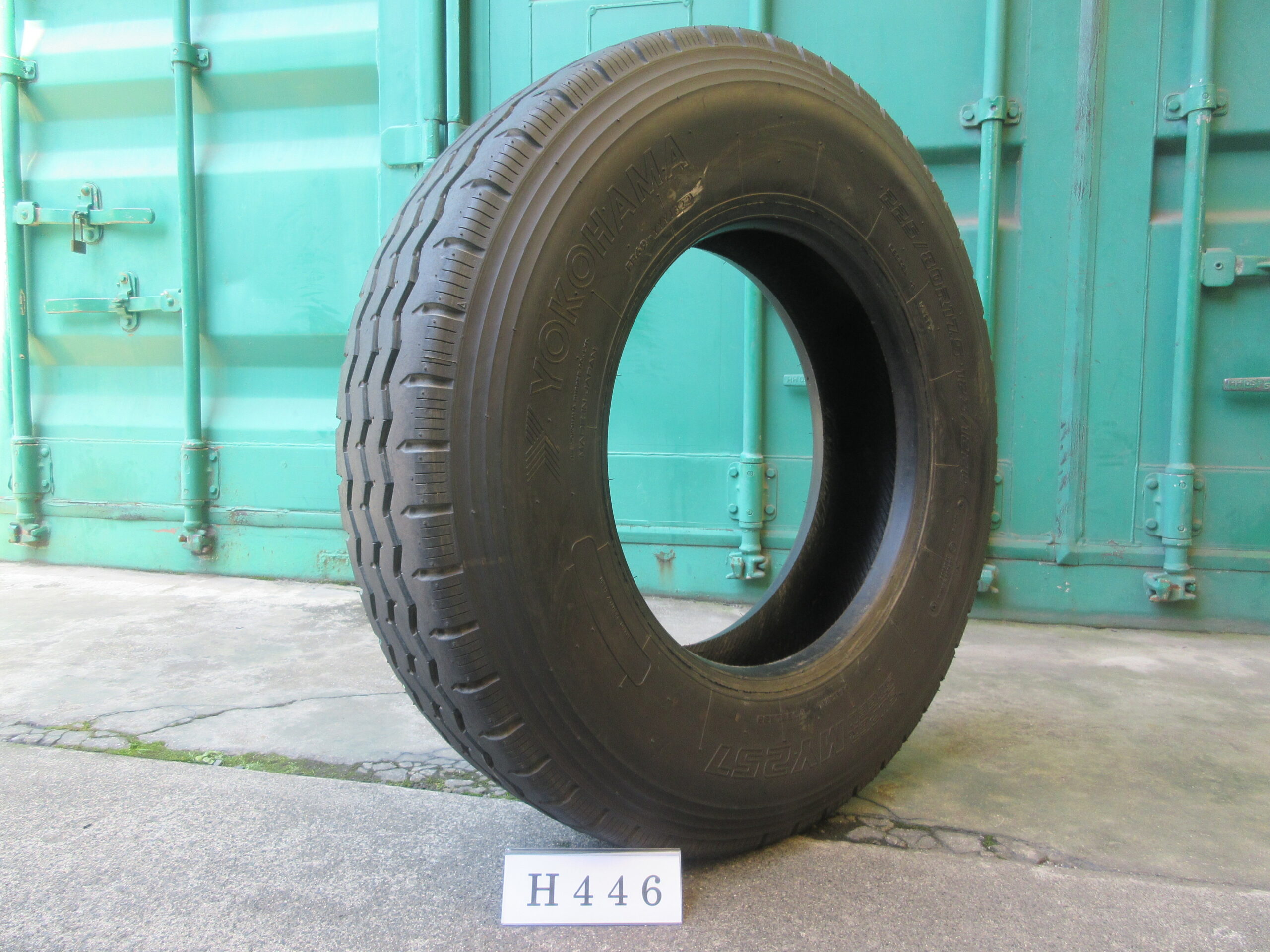 225/80R17.5   縦目　ヨコハマ  H446