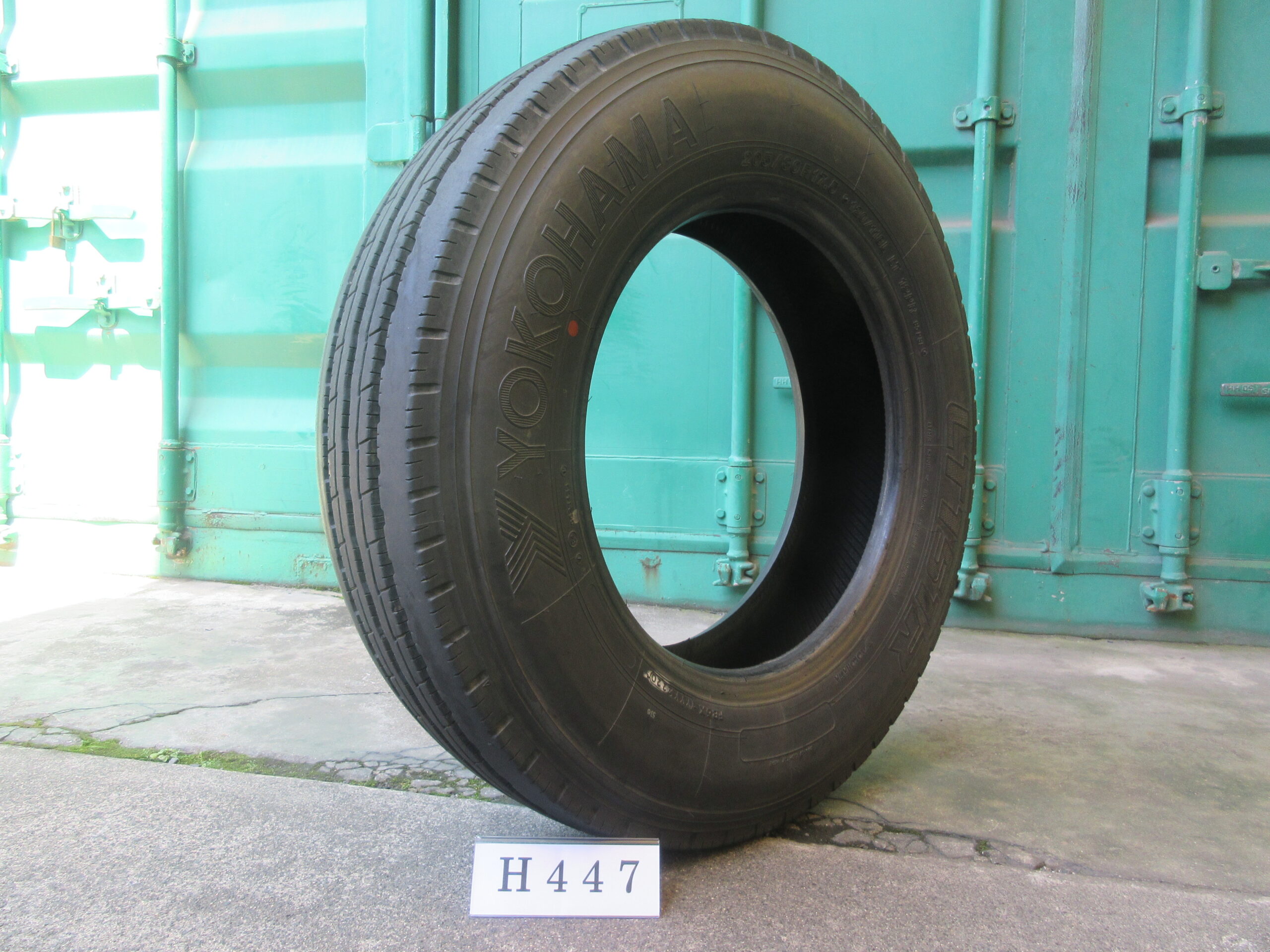 205/80R17.5   縦目　ヨコハマ  H447