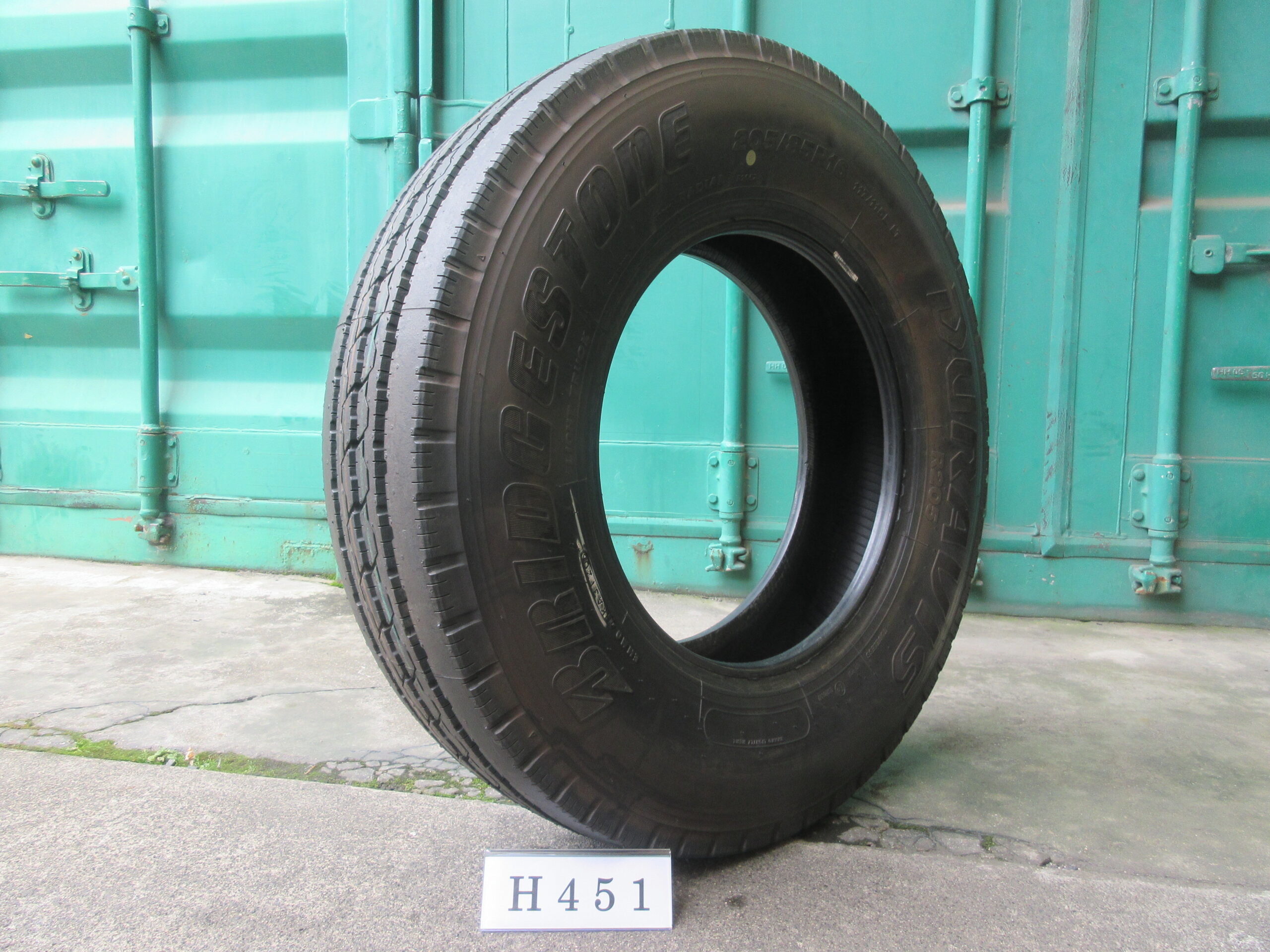 205/85R16  イボ付き   縦目　ブリヂストン H451