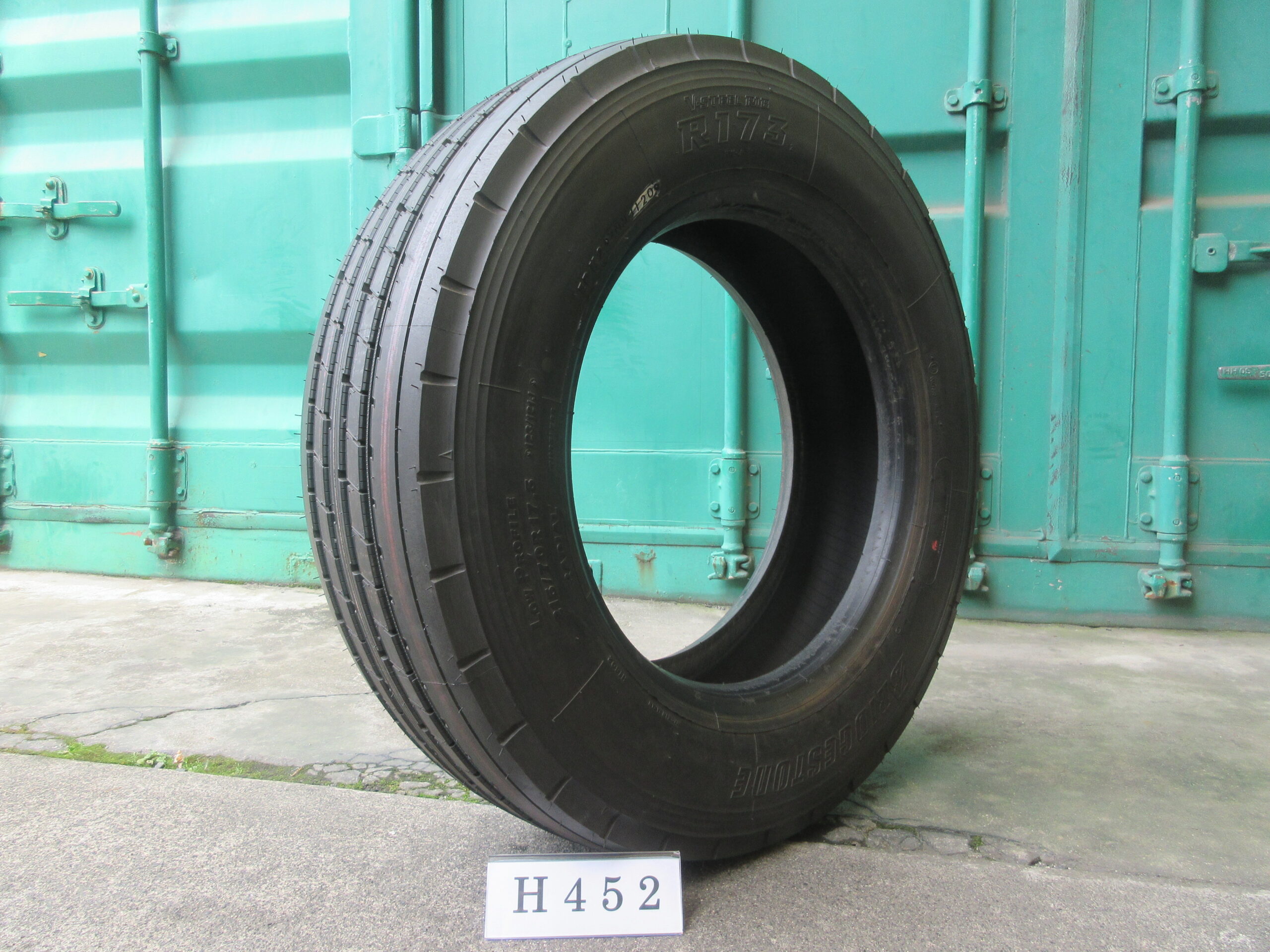 215/70R17.5  イボ付き   縦目　ブリヂストン H452