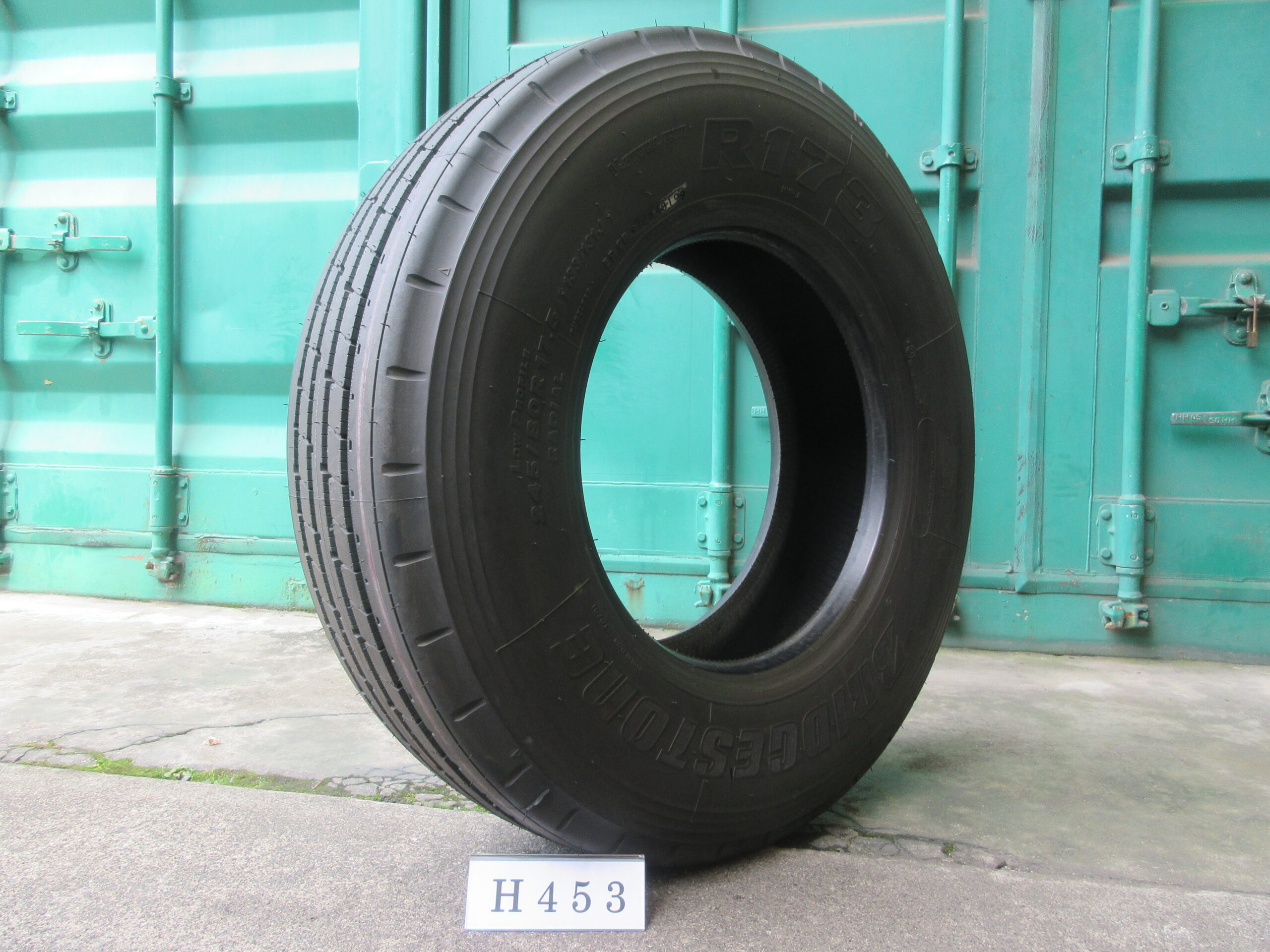 245/80R17.5  イボ付き   縦目　ブリヂストン H453