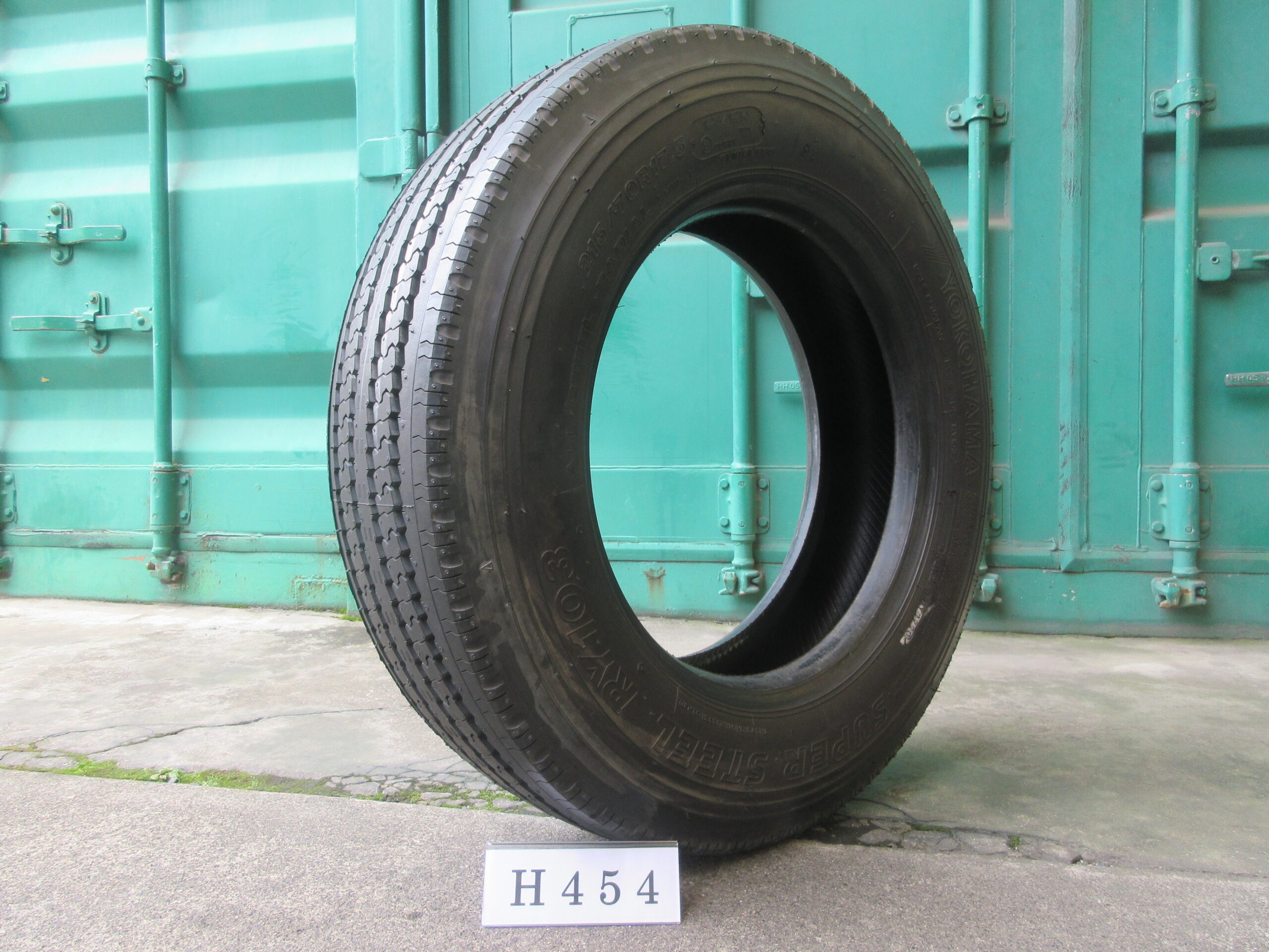 215/70R17.5  イボ付き   縦目　ヨコハマ  H454