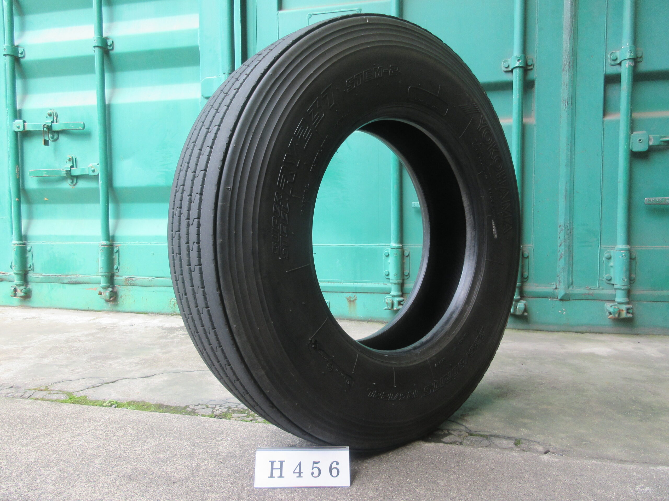 225/80R17.5   縦目　ヨコハマ  H456