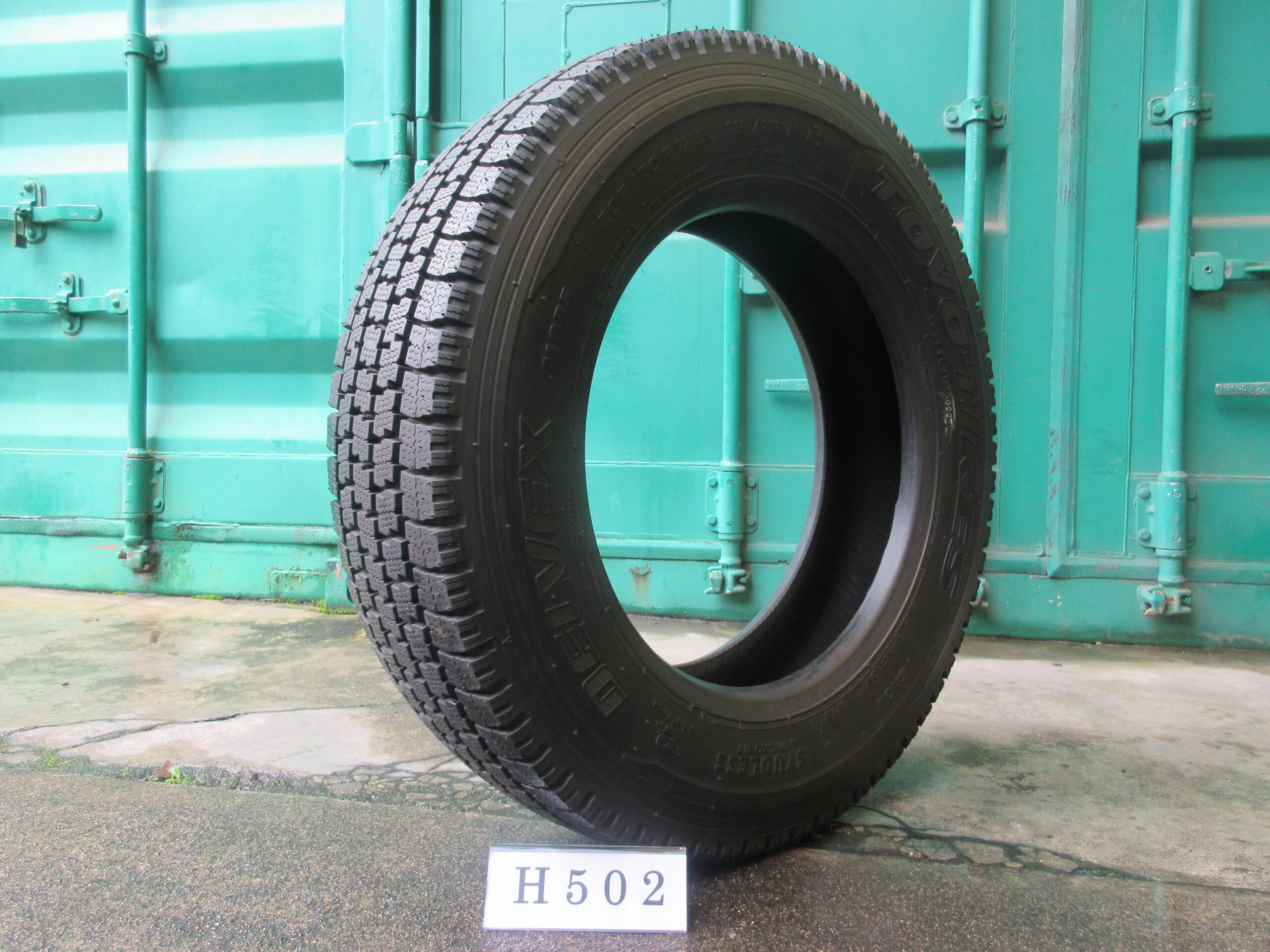 205/70R17.5  イボ付き   スタッドレス　トーヨー H502